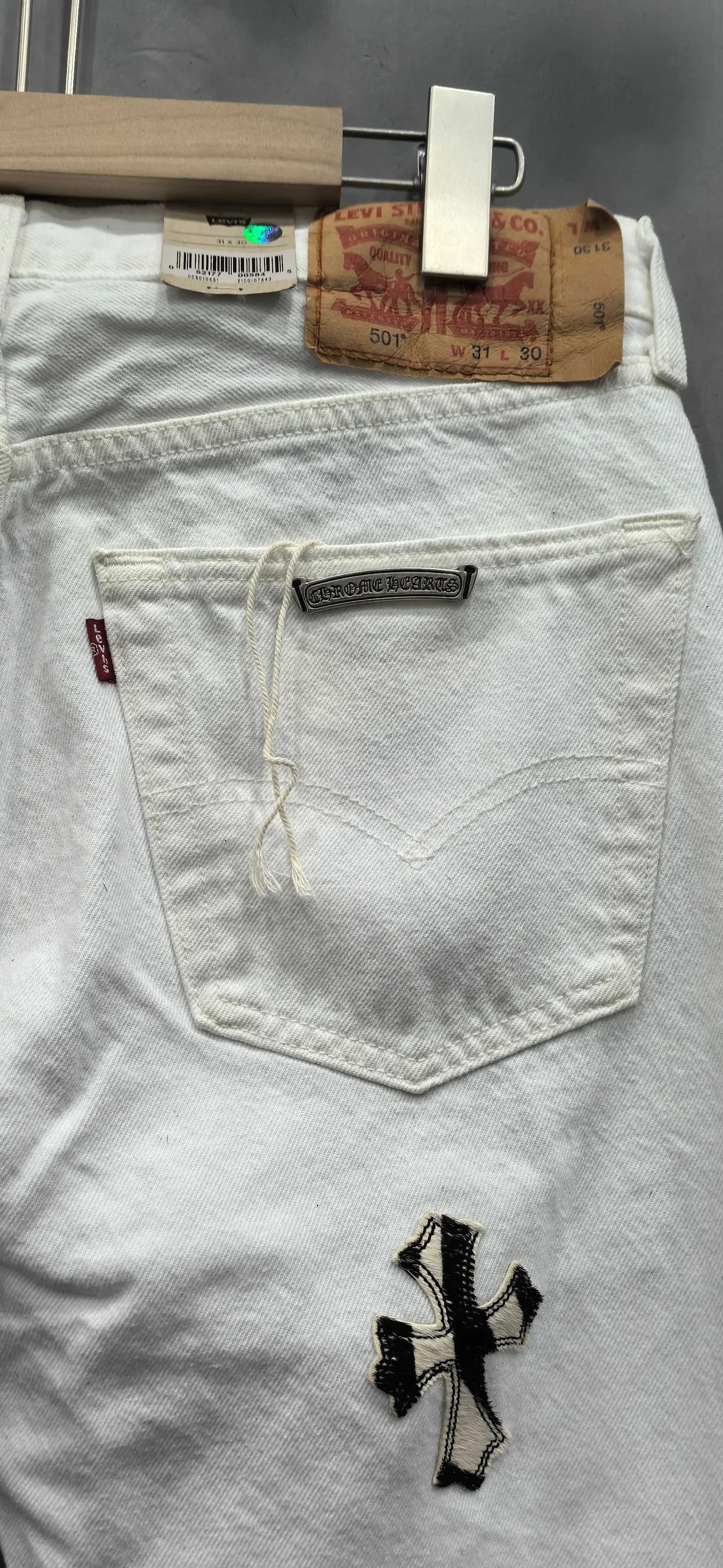 Кожаный патч Levi's и серебряная плашка Chrome Hearts на заднем кармане джинсов