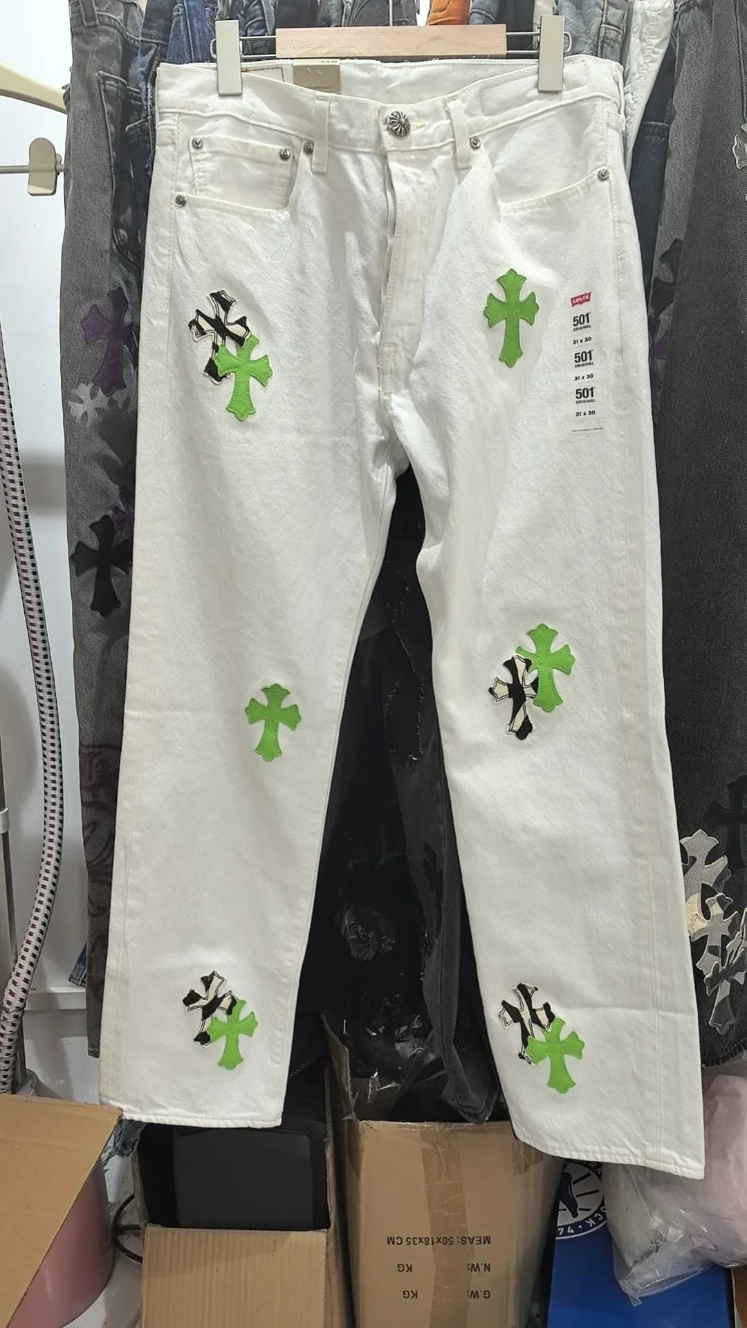 Джинсы Chrome Hearts x Levi's 501 на вешалке
