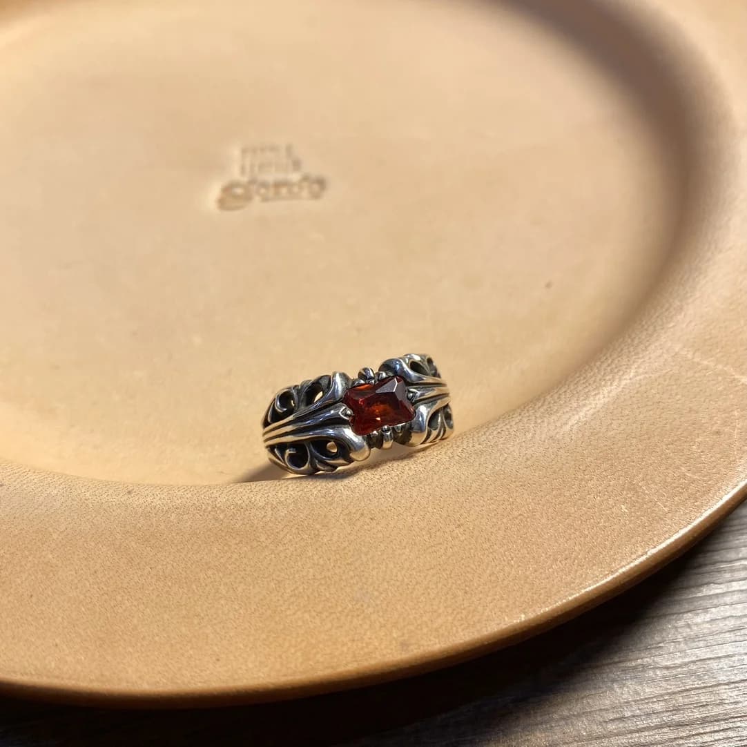 Серебряное кольцо Chrome Hearts с красным камнем на кожаной подставке, общий план