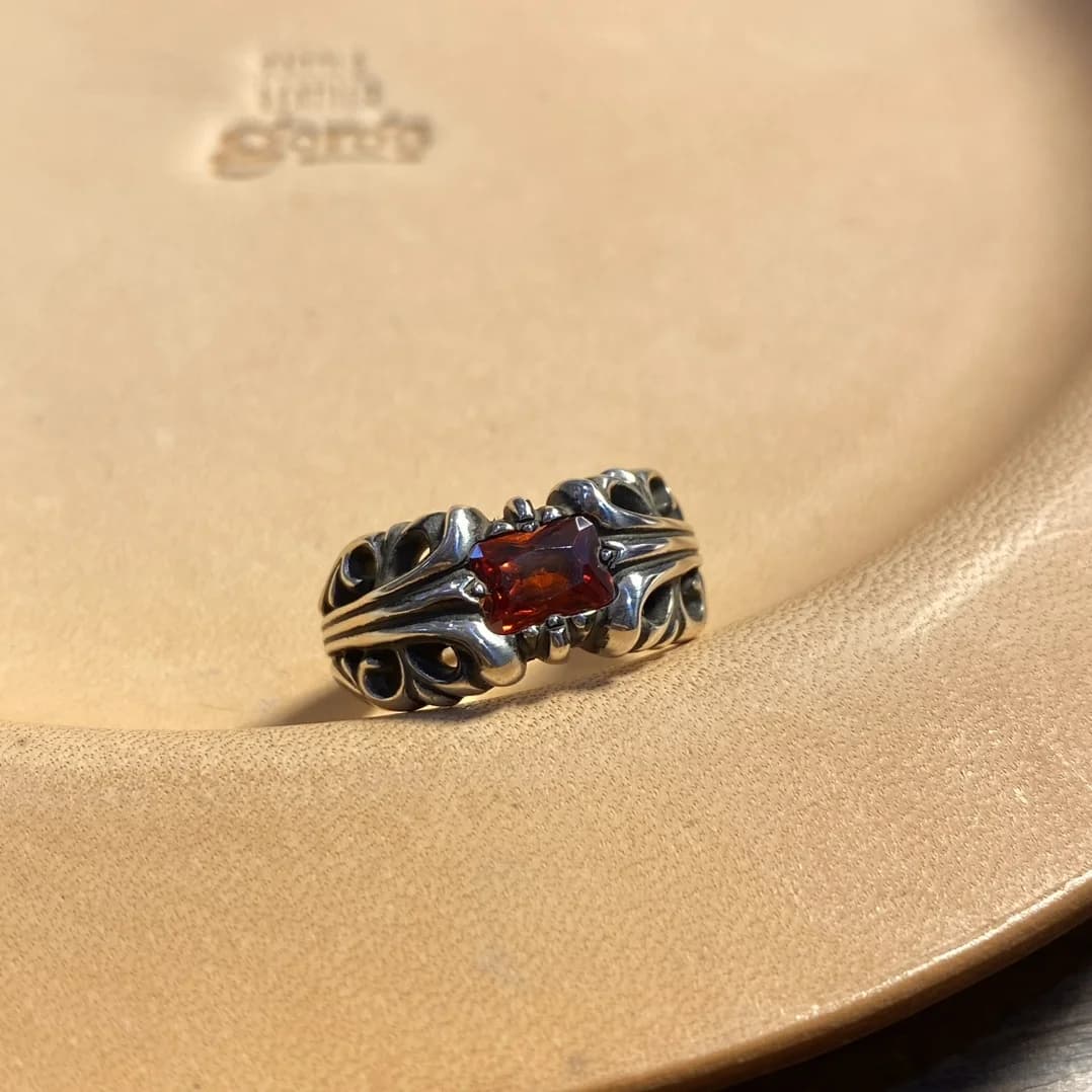 Кольцо Chrome Hearts из серебра 925 пробы с красным камнем и орнаментом, вид спереди крупным планом