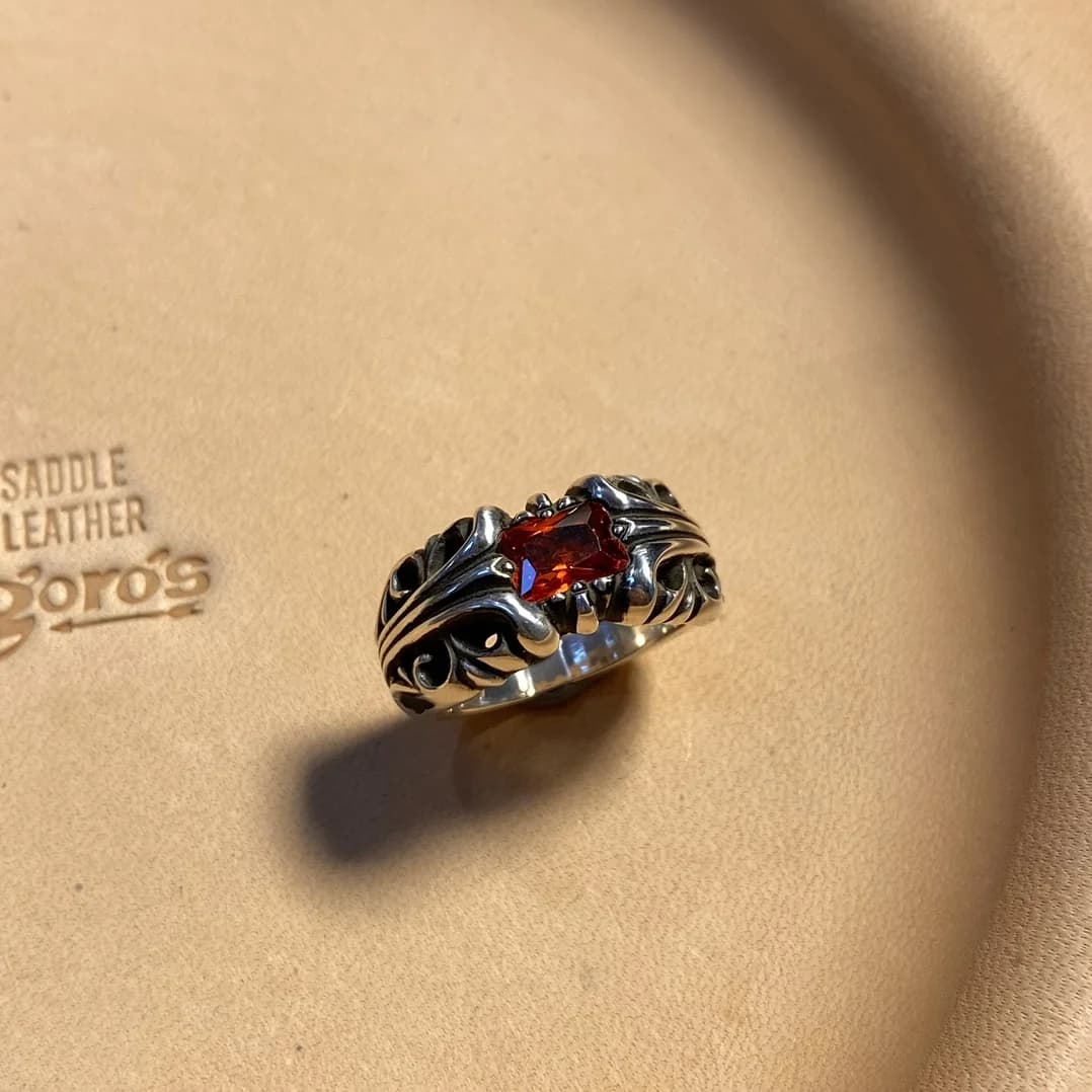 Кольцо Chrome Hearts с красной инкрустацией, вид в три четверти