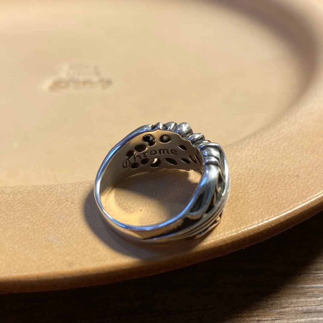 Внутренняя сторона шинки кольца Chrome Hearts с гравировкой и резной спинкой каста