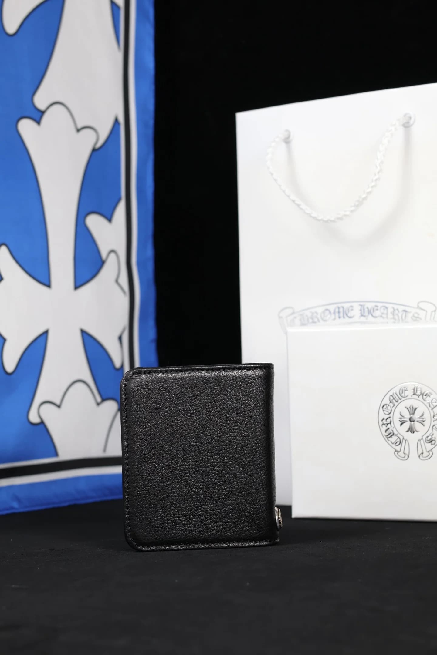 Задняя сторона черного кожаного кошелька Chrome Hearts