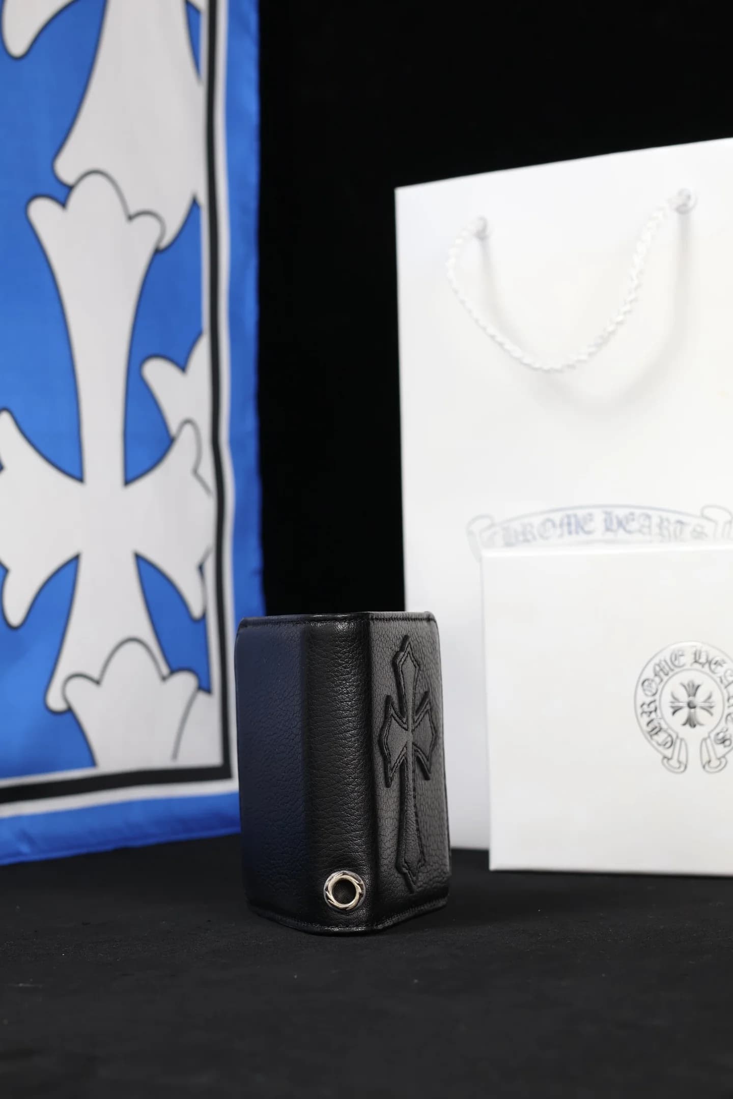 Вид сбоку на сгиб кошелька Chrome Hearts с серебряным люверсом для цепочки