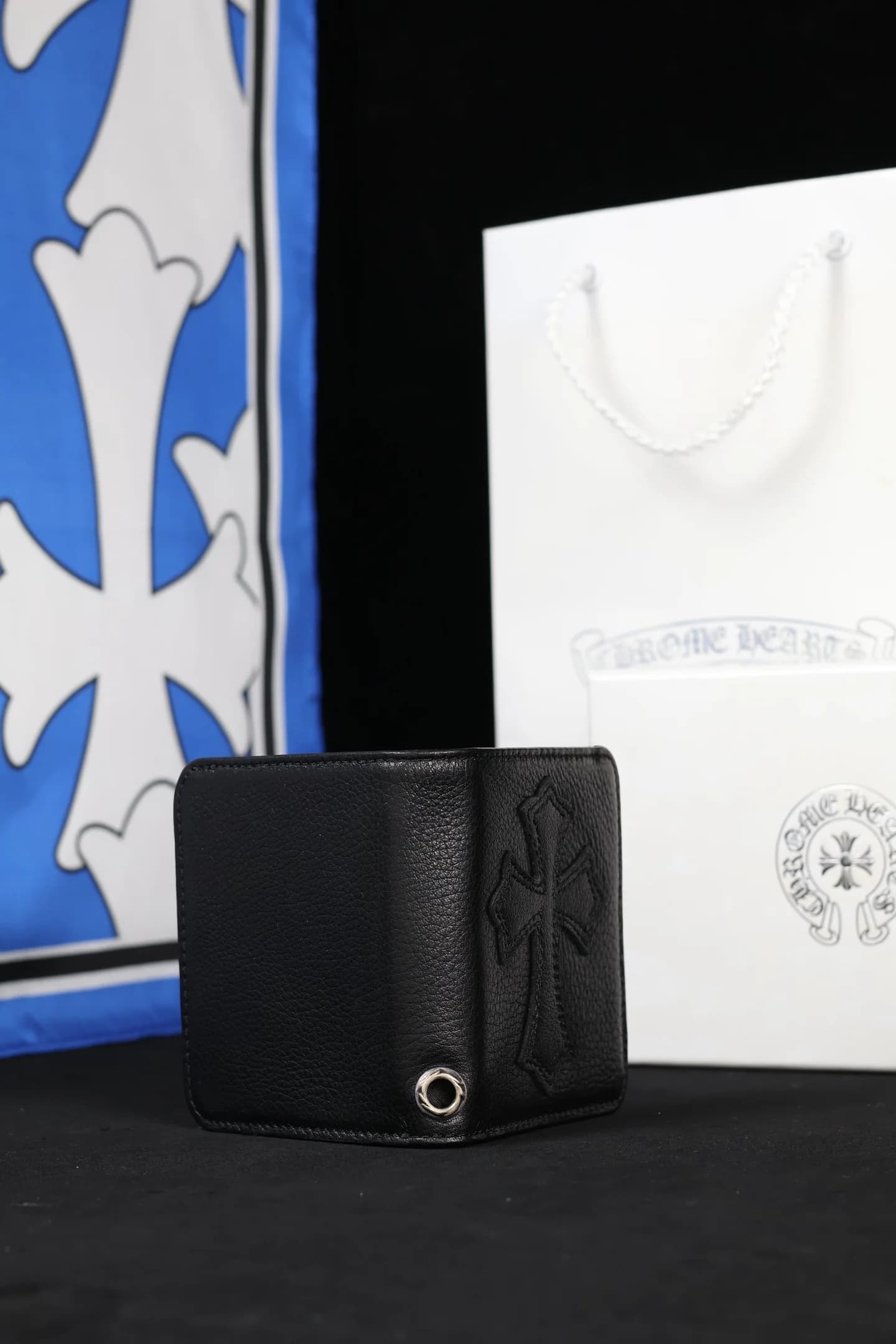 Кошелек Chrome Hearts полураскрытый, вид со стороны люверса