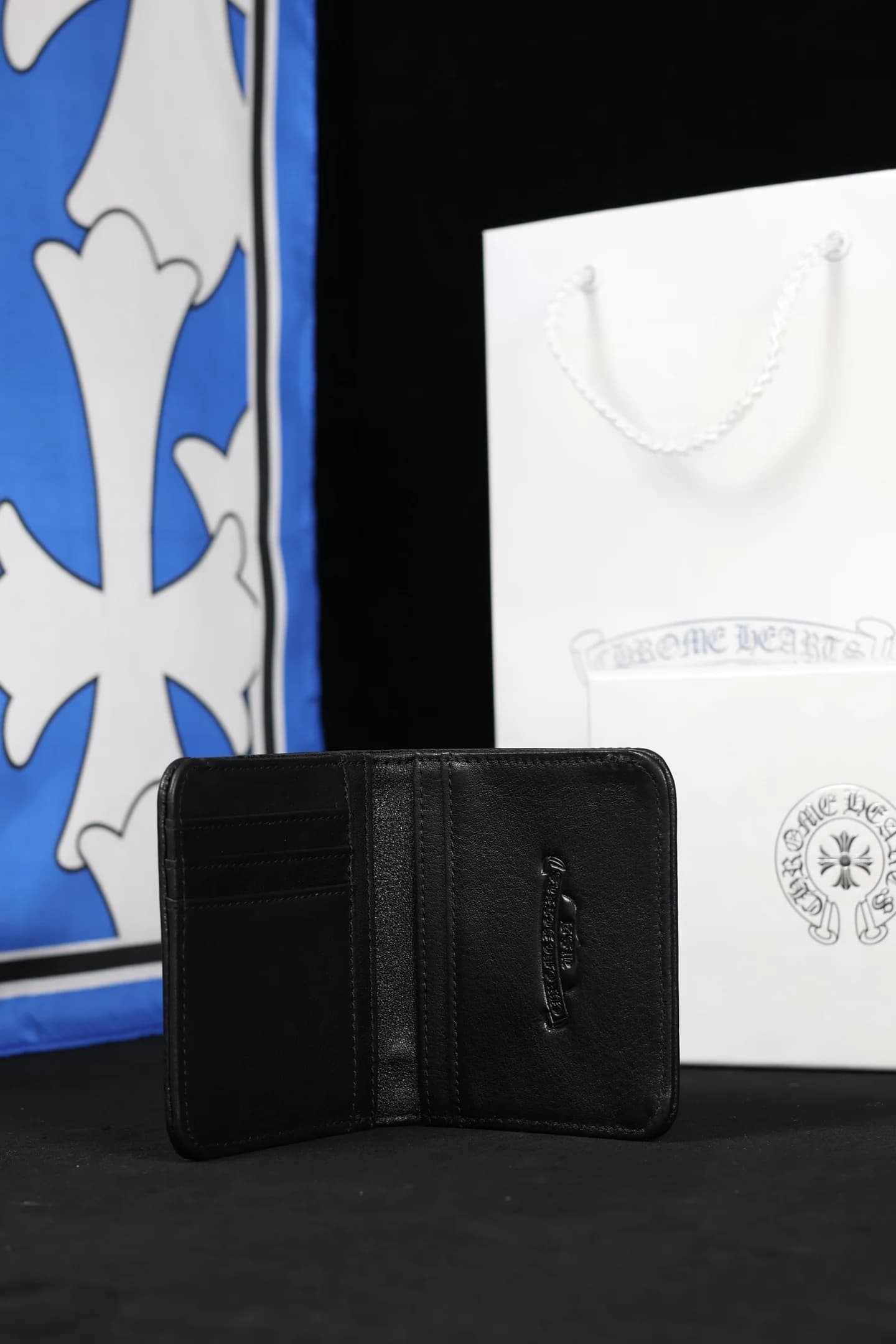 Внутреннее отделение раскрытого кожаного кошелька Chrome Hearts с карманами для карт