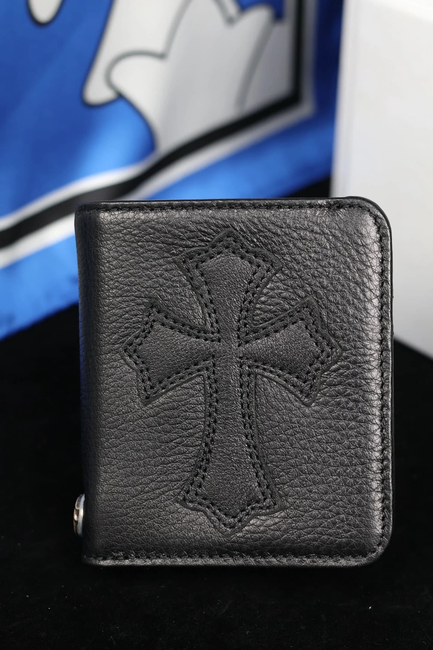 Крупный план передней части кошелька Chrome Hearts с крестом