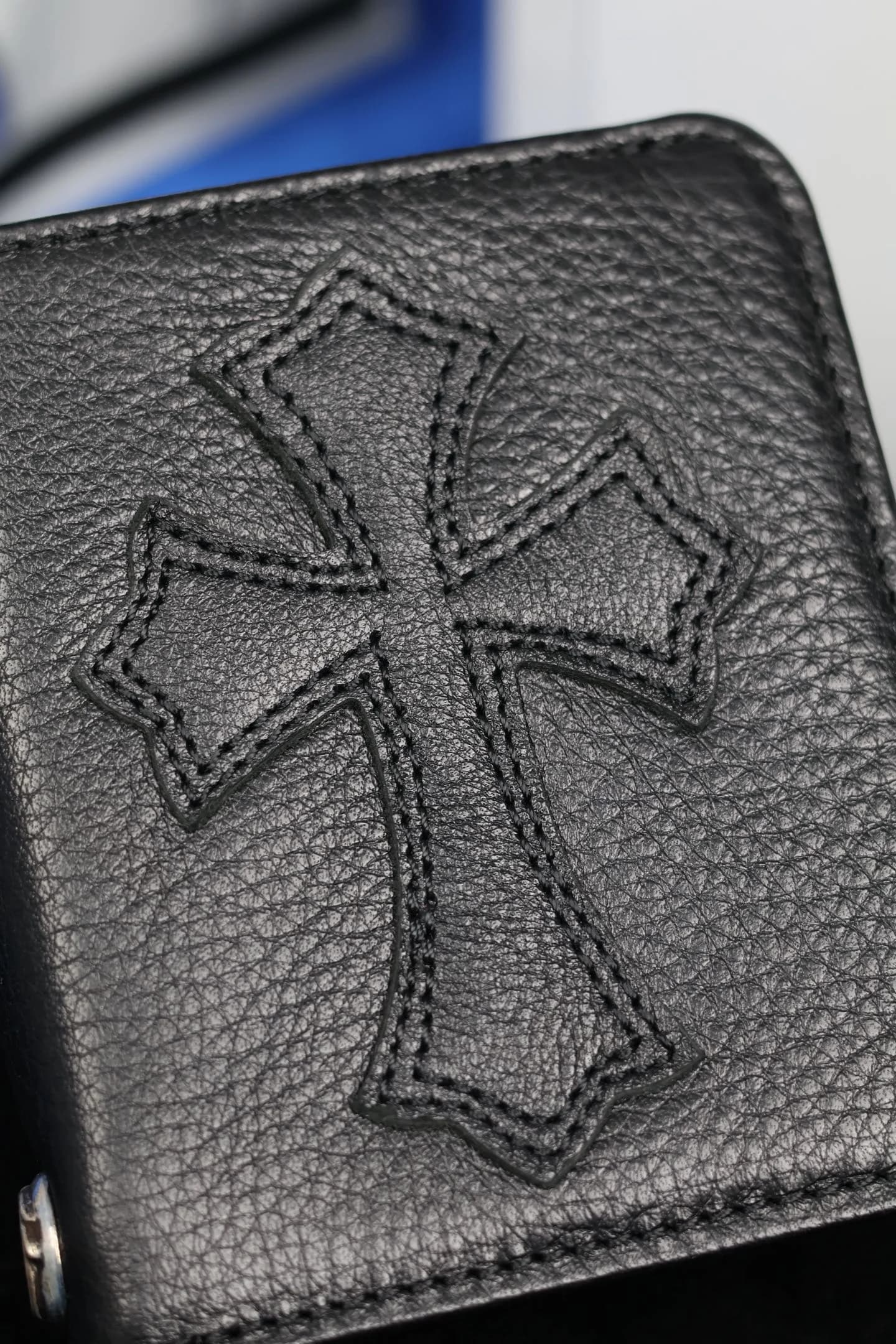 Детализация кожаной нашивки CH Cross с фактурной строчкой