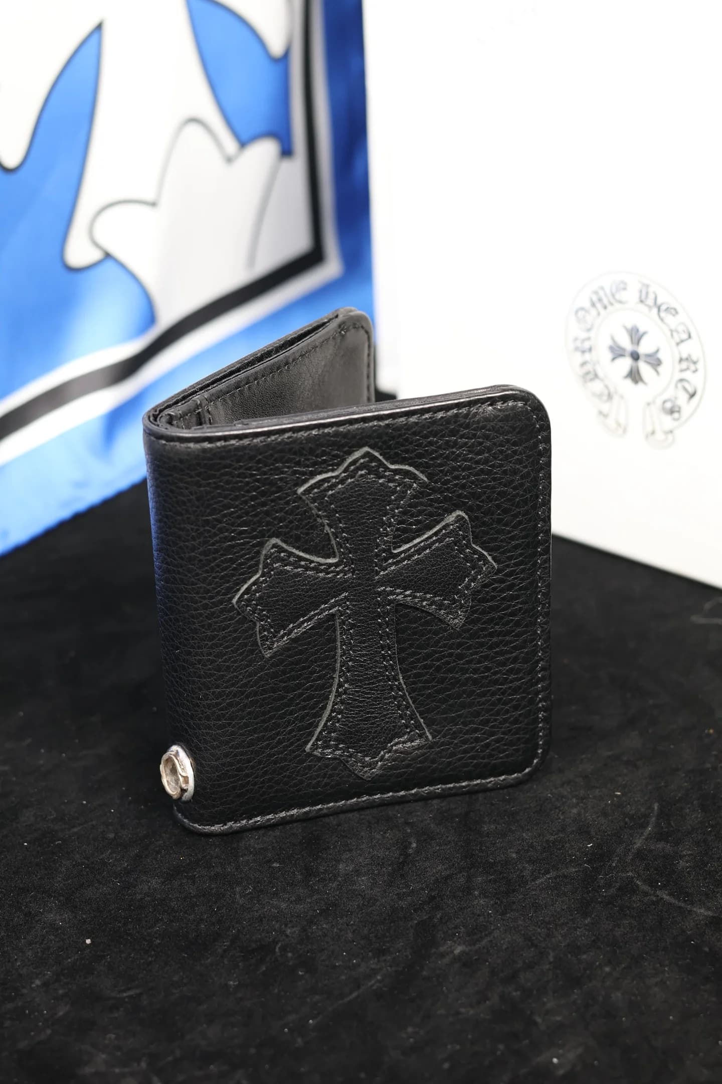 Полураскрытый кошелек Chrome Hearts под углом