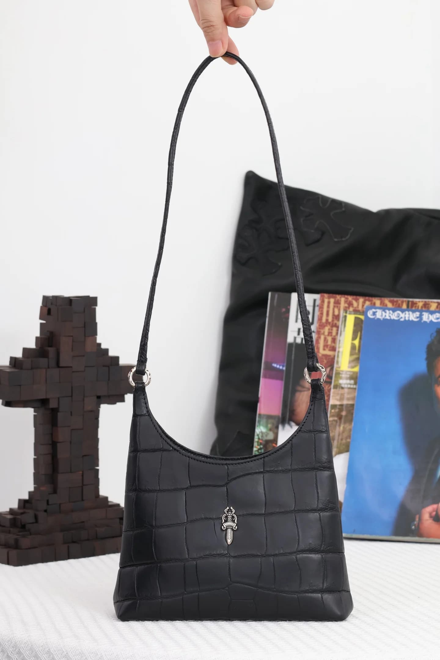 Чёрная сумка Chrome Hearts из кожи с тиснением под крокодила с ремнем на весу, вид спереди