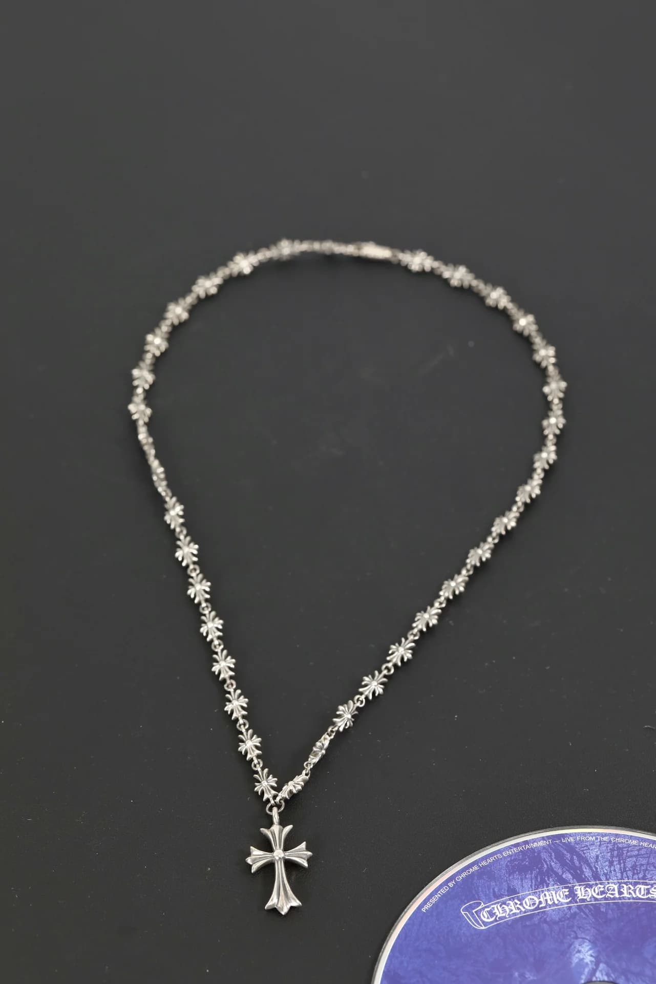 Серебряное колье Chrome Hearts с подвеской-крестом, общий вид