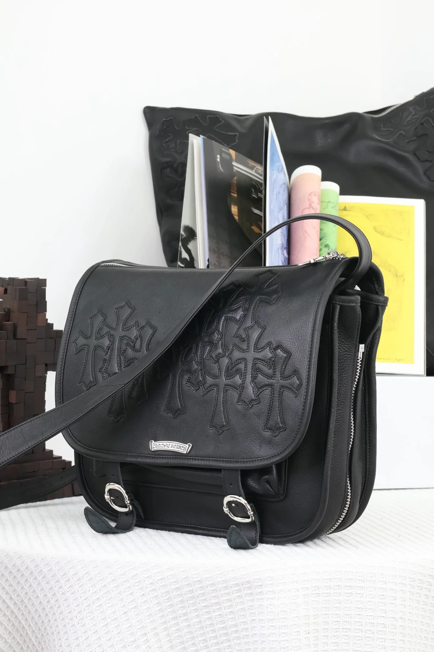 Кожаная сумка-мессенджер Chrome Hearts, ракурс три четверти спереди