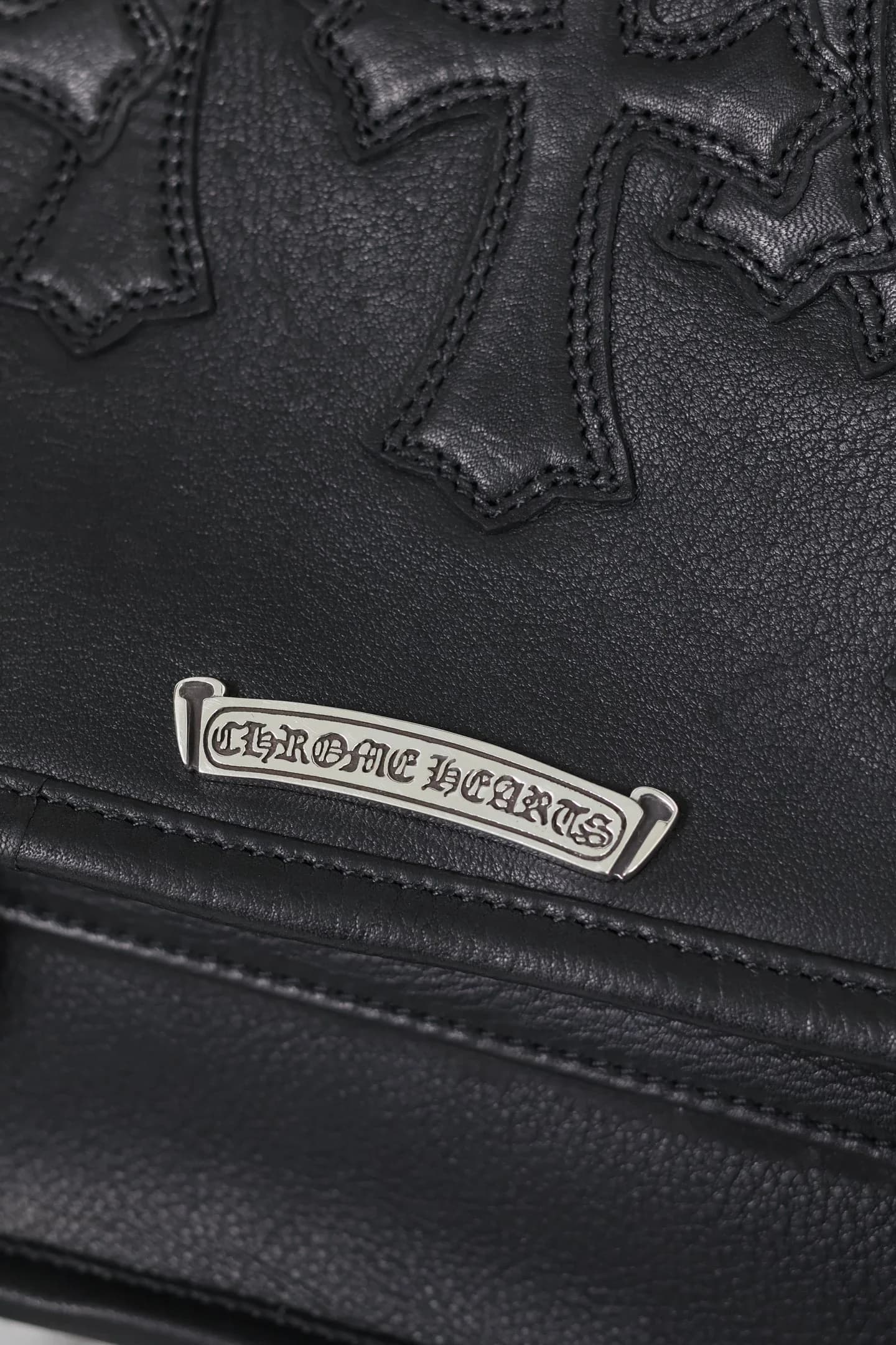 Серебряная плашка с гравировкой Chrome Hearts на клапане сумки