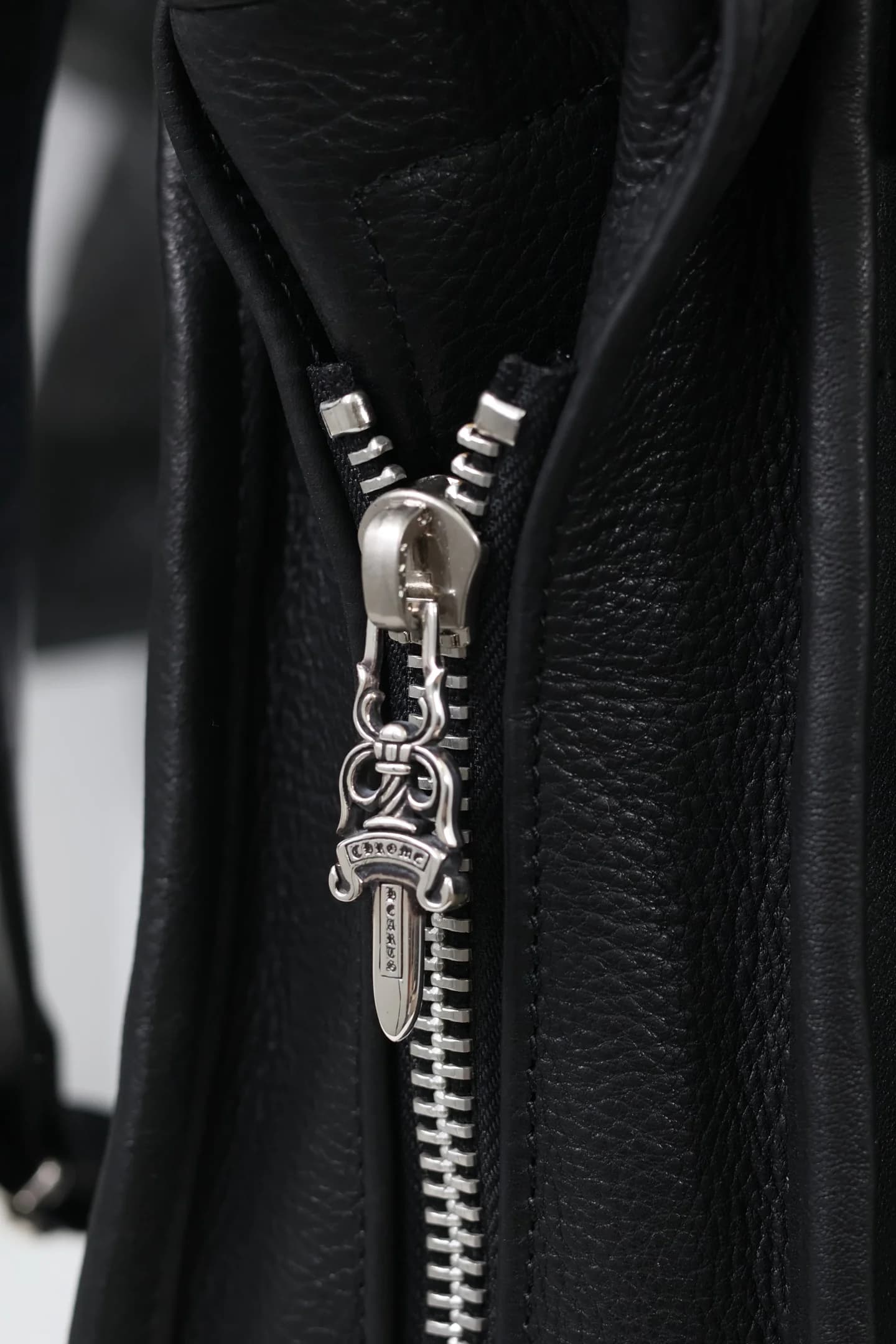 Серебряный бегунок Dagger на боковой молнии сумки крупным планом