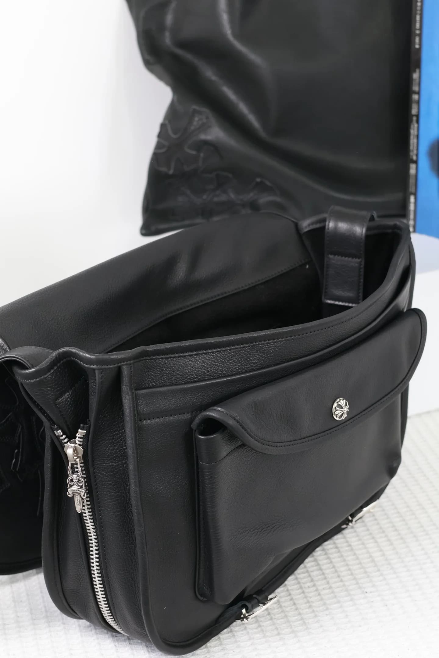Раскрытая сумка Chrome Hearts с кожаной подкладкой