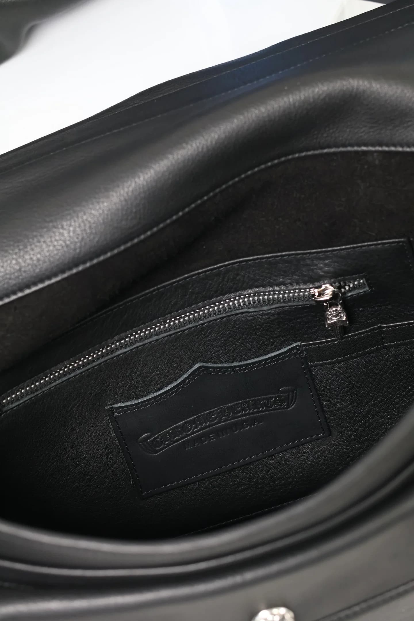 Внутреннее отделение с кожаным карманом на молнии и тиснением Chrome Hearts