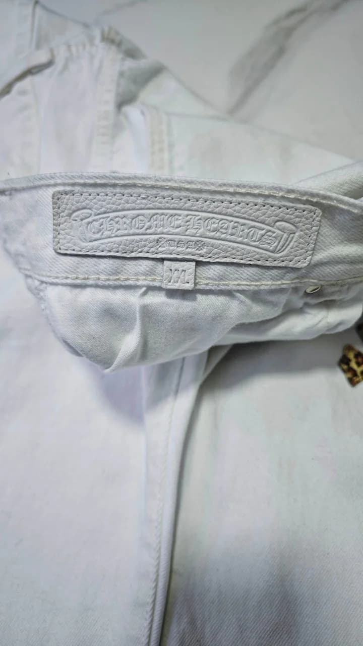 Кожаный патч Chrome Hearts на поясе белых джинсов