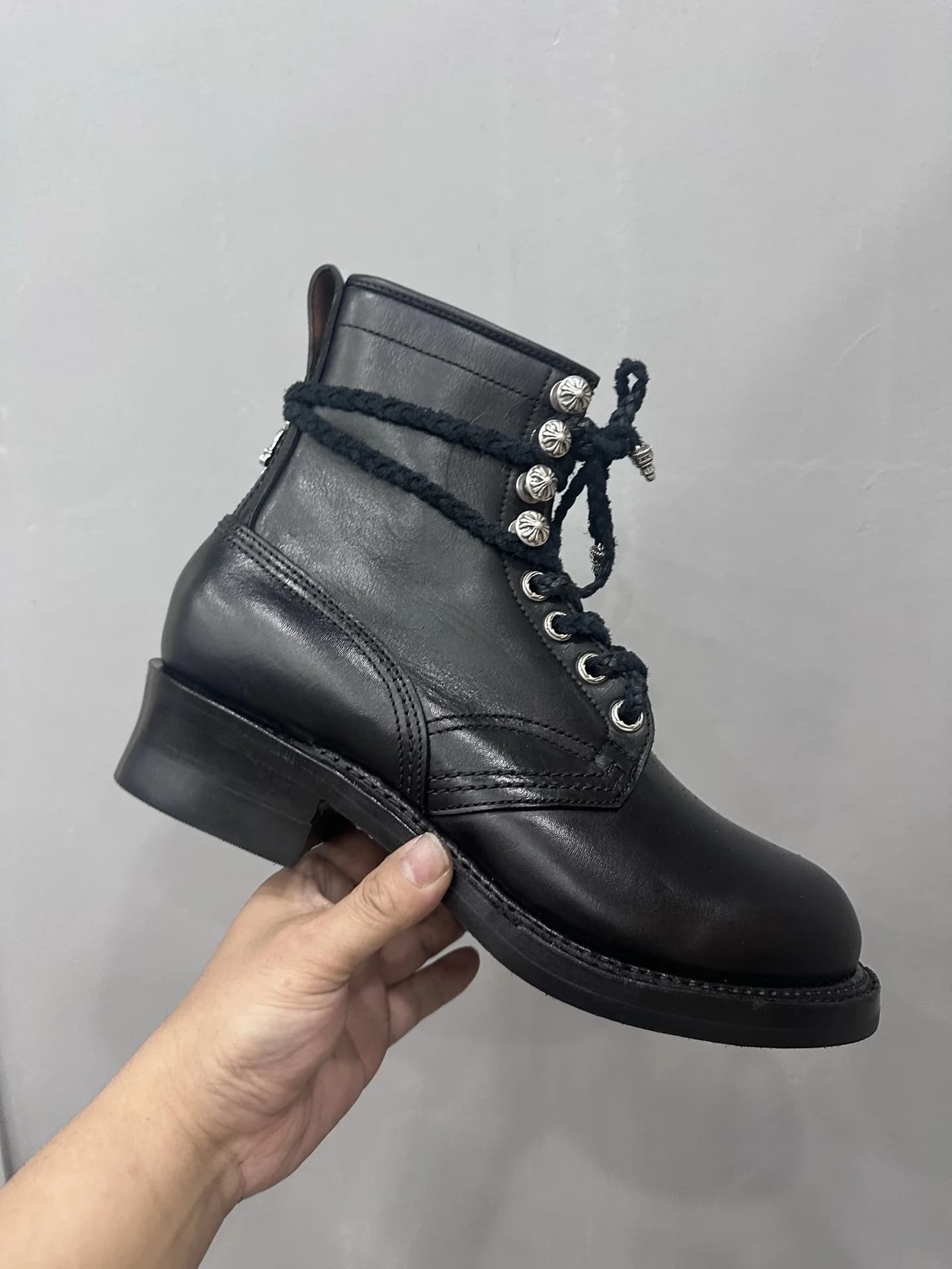 Ботинки Chrome Hearts x Wesco из черной кожи, вид сбоку