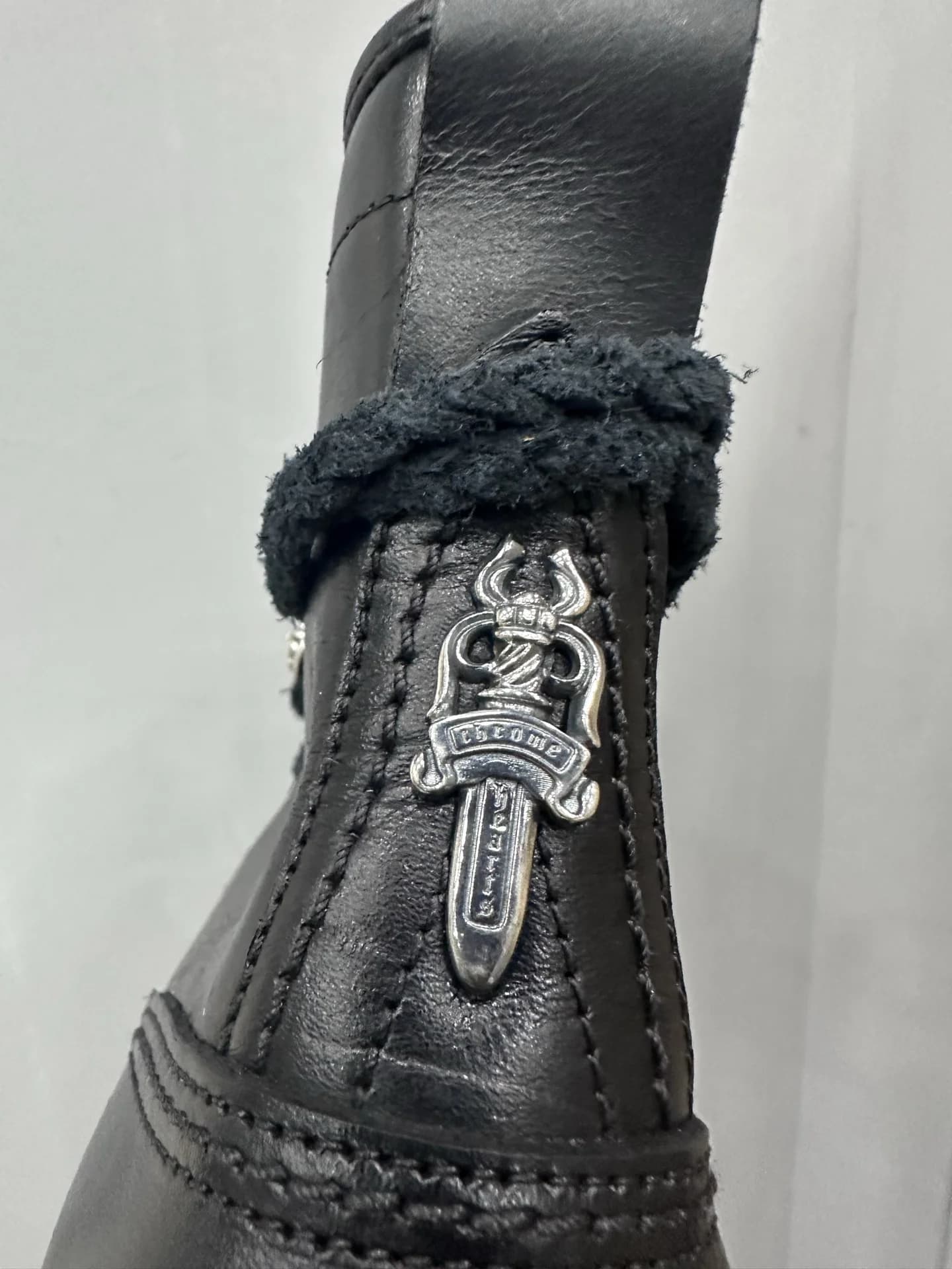 Серебряная подвеска-кинжал Chrome Hearts на заднике ботинка Wesco