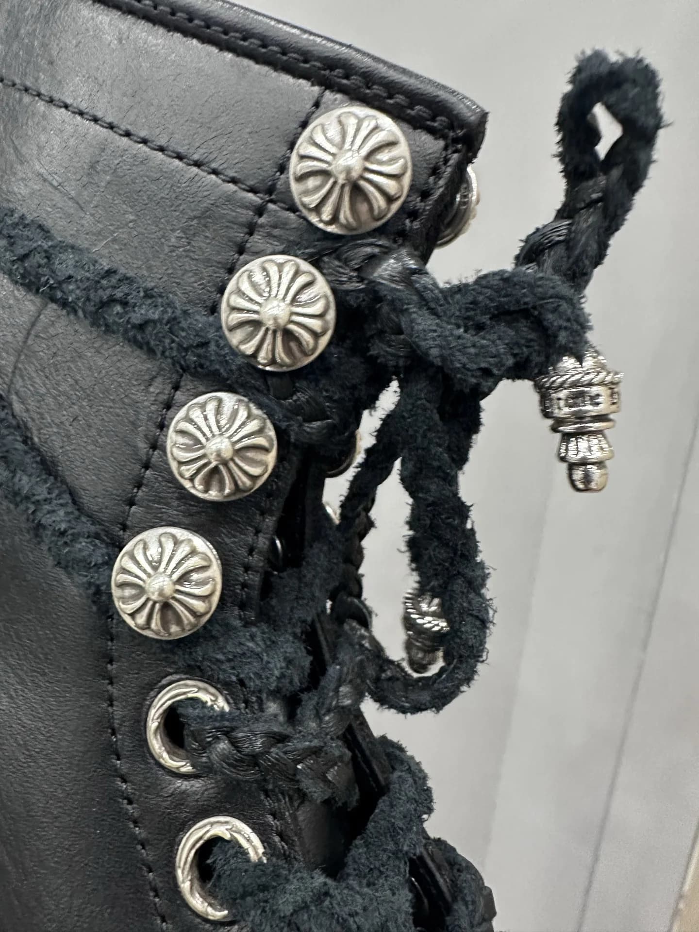 Деталь шнуровки ботинок Chrome Hearts x Wesco с серебряными заклепками-крестами