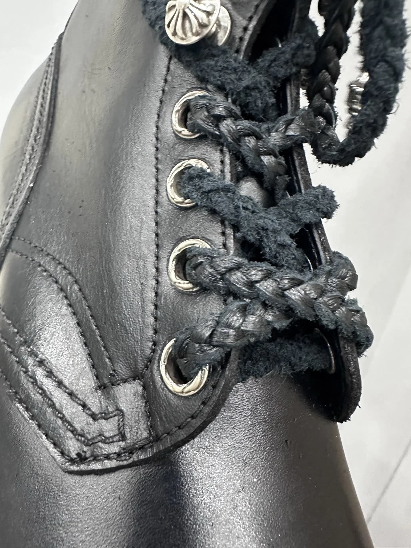 Плетеные шнурки и металлические люверсы ботинок Chrome Hearts x Wesco