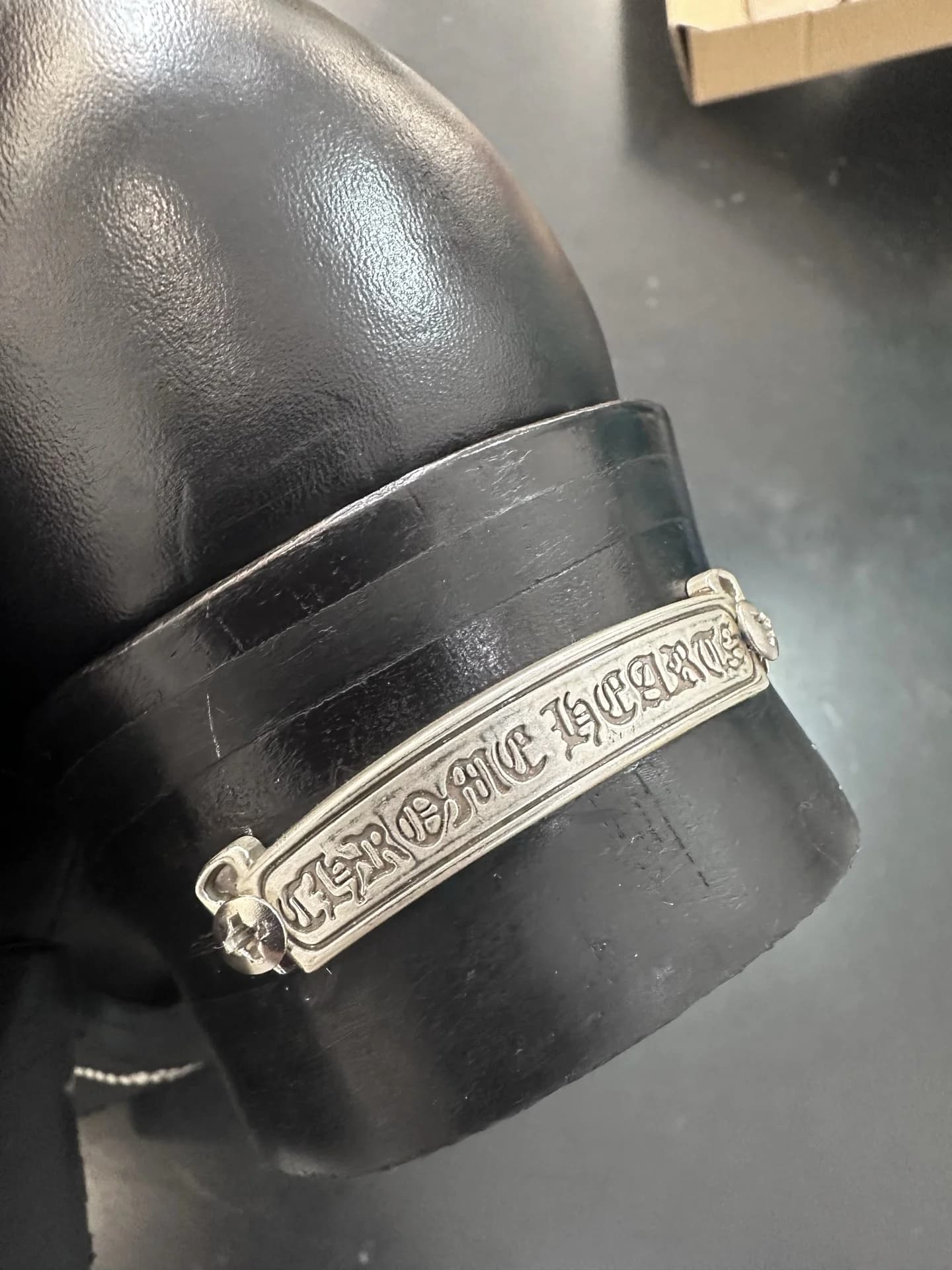 Серебряная пластина с гравировкой Chrome Hearts на каблуке ботинка Wesco