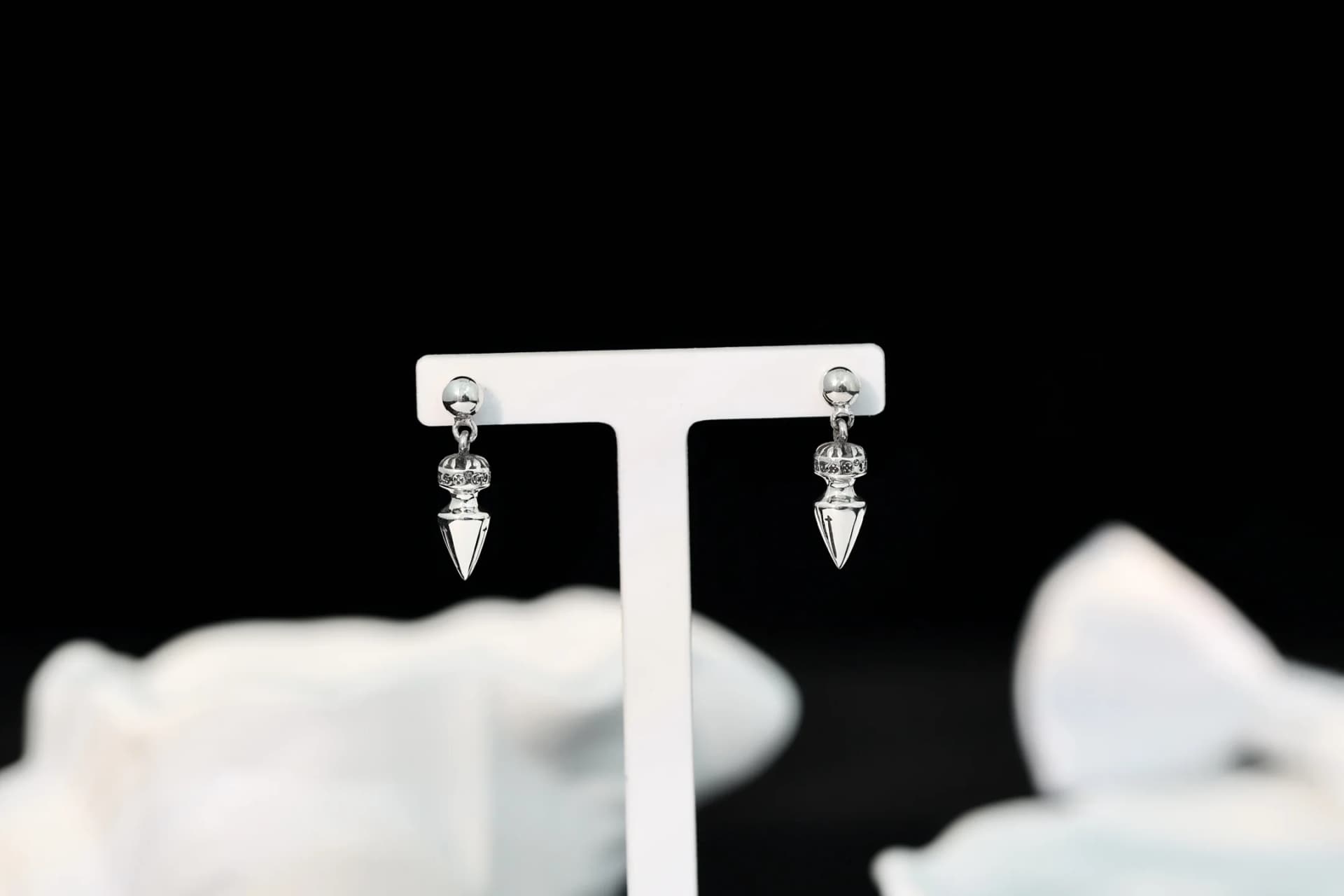 Пара серебряных серег Chrome Hearts с подвесками-шипами на демонстрационной подставке
