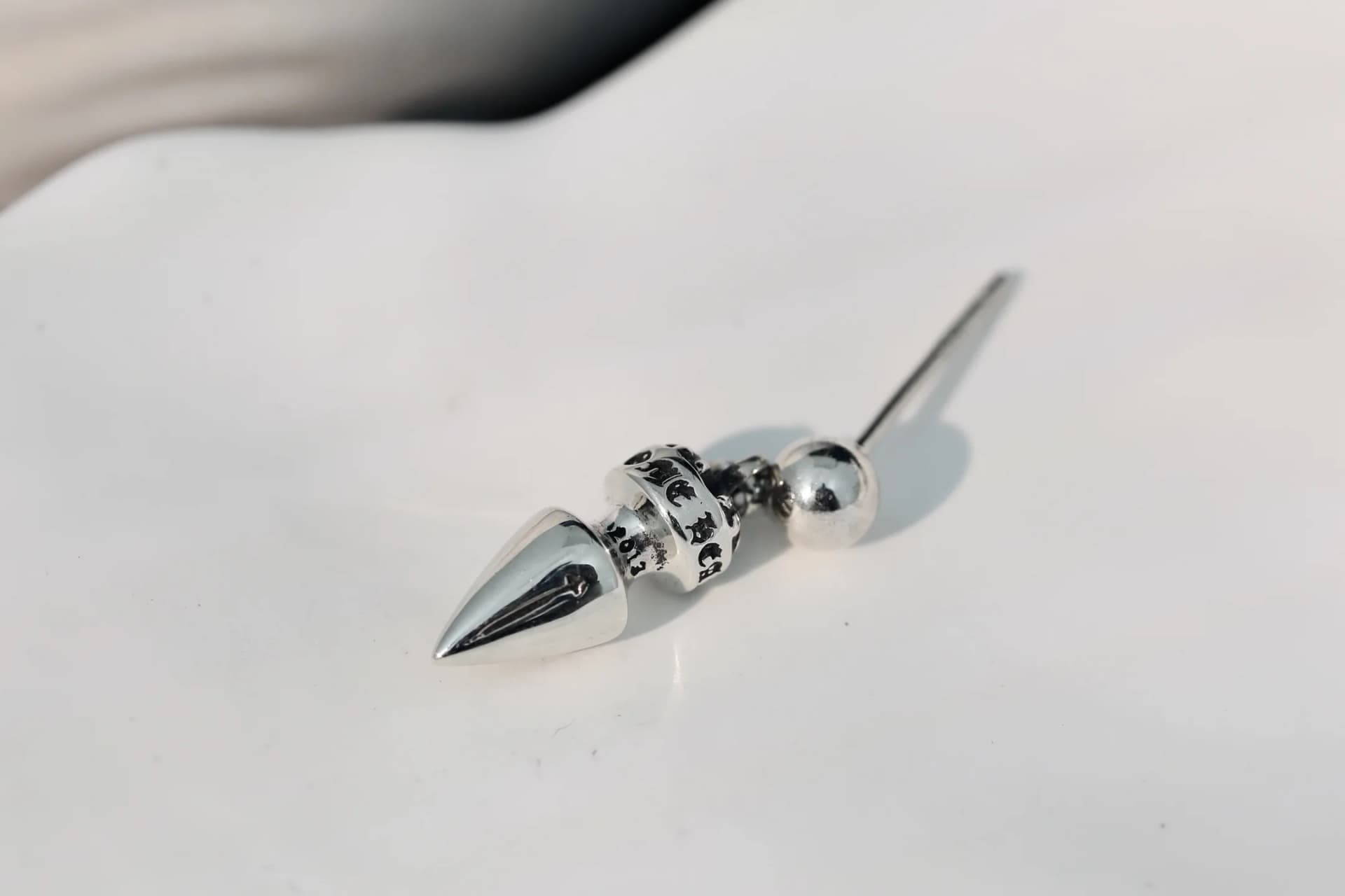 Ракурс серьги Chrome Hearts из стерлингового серебра 925 пробы