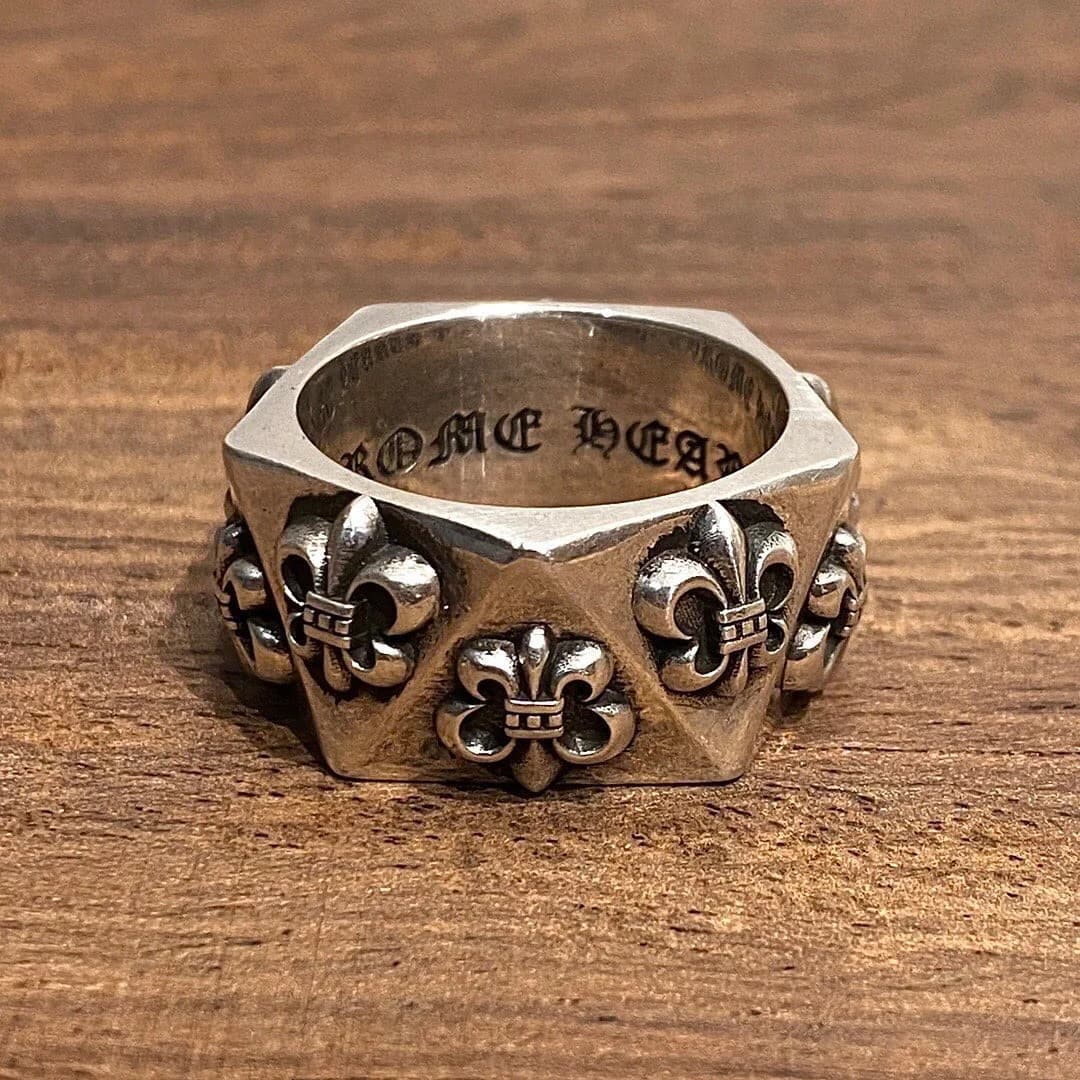 Серебряное кольцо Chrome Hearts Pentagon BS Fleur с объемным узором, вид спереди