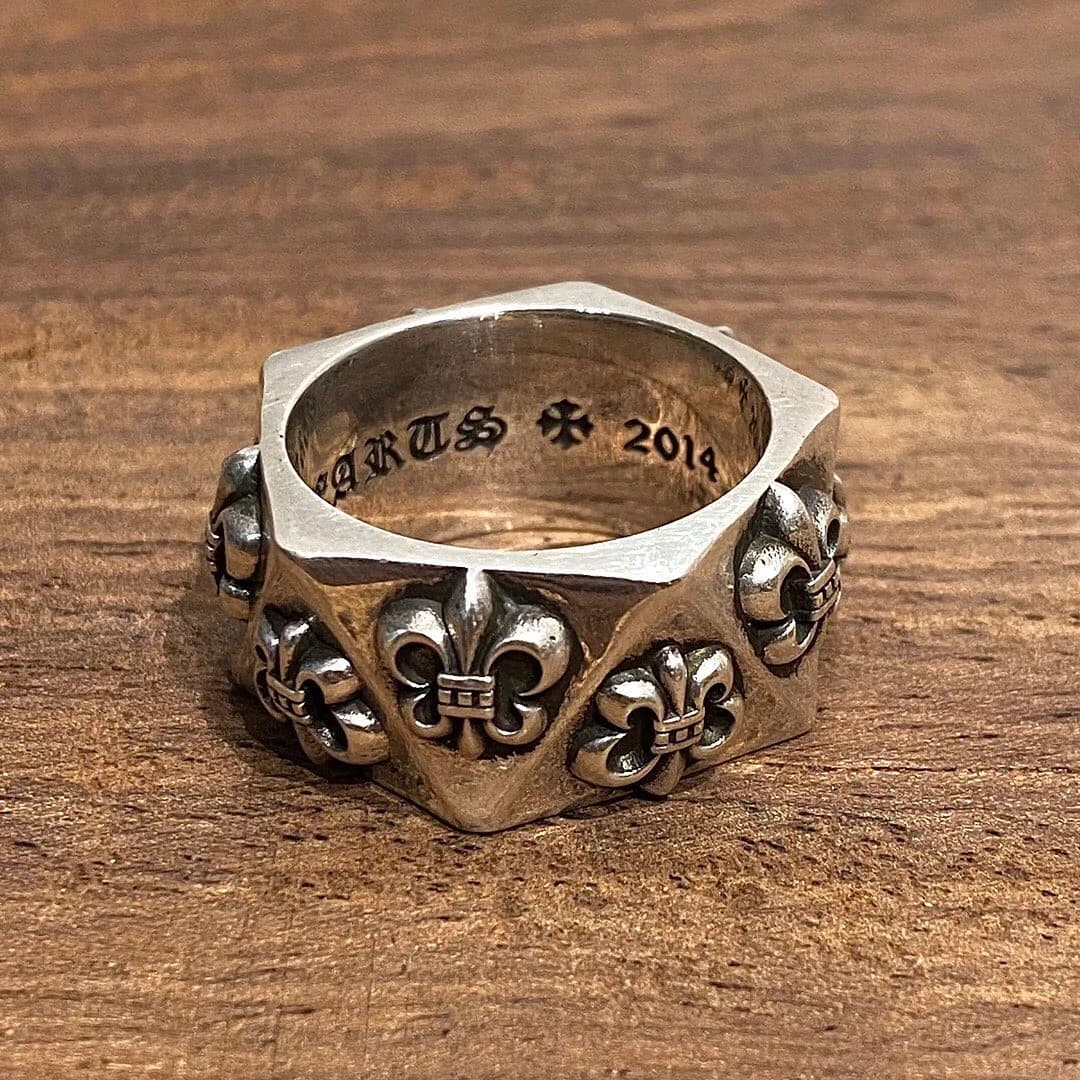 Кольцо Chrome Hearts Pentagon из серебра 925 пробы с гравировкой внутри, ракурс сверху