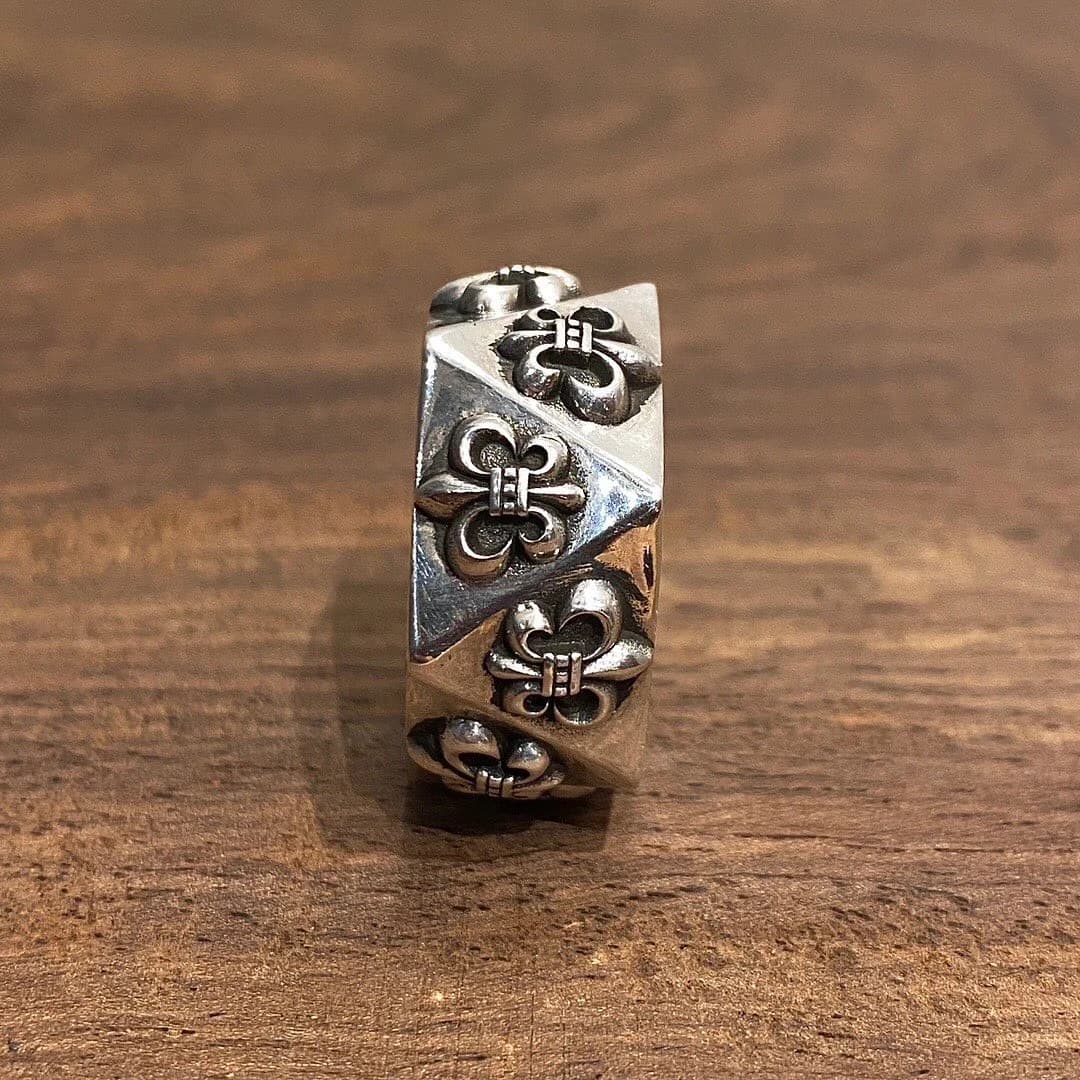 Серебряное кольцо Chrome Hearts Pentagon с геральдическими лилиями, вид сбоку