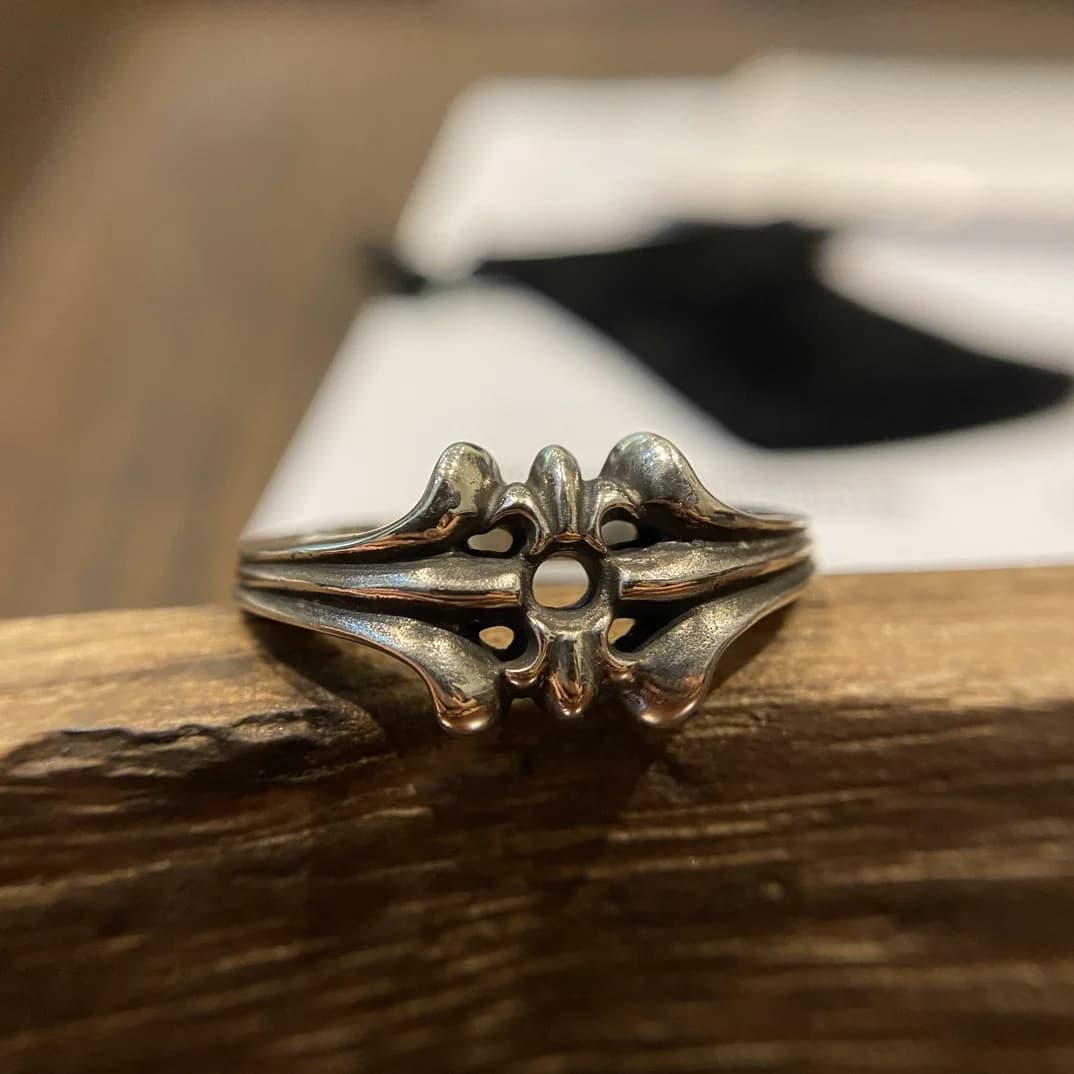 Серебряное кольцо Chrome Hearts с рельефным готическим узором спереди