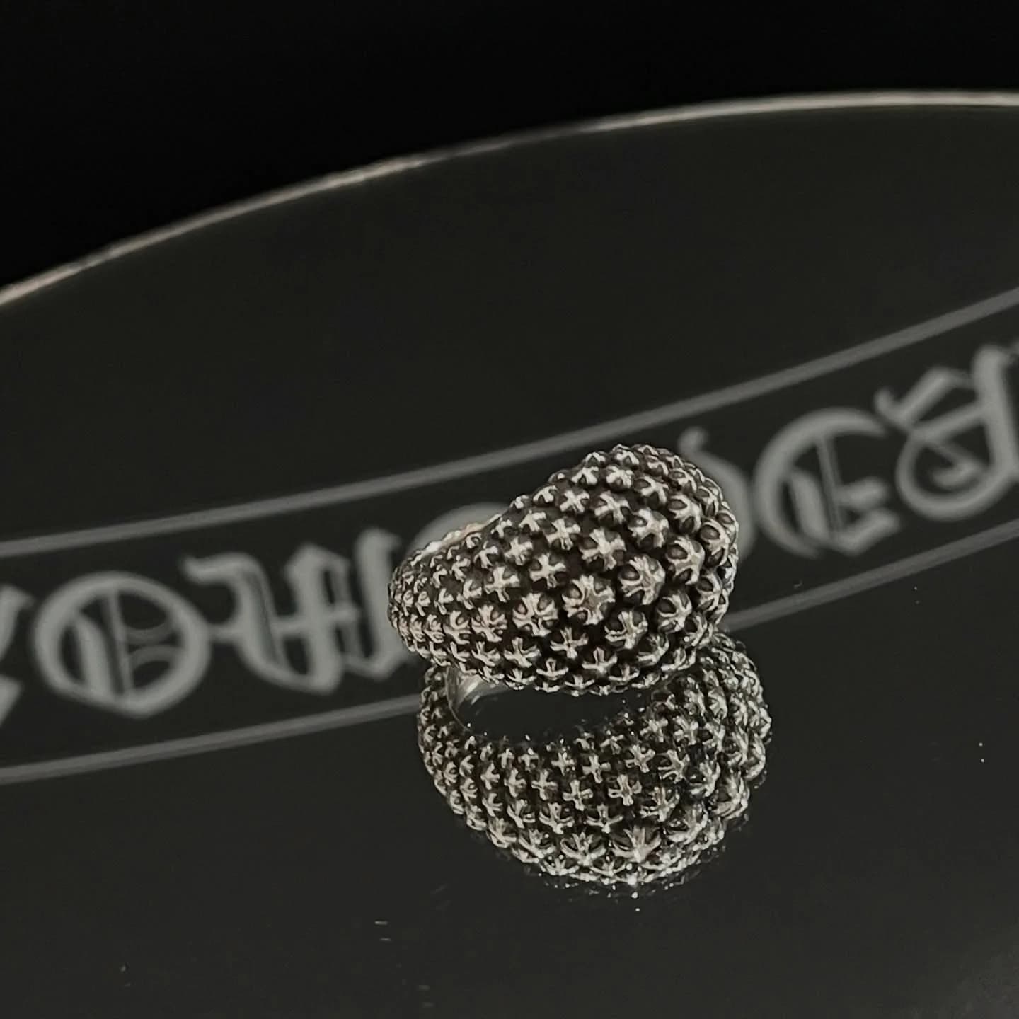 Фактурное серебряное кольцо Chrome Hearts с чернением, вид сверху