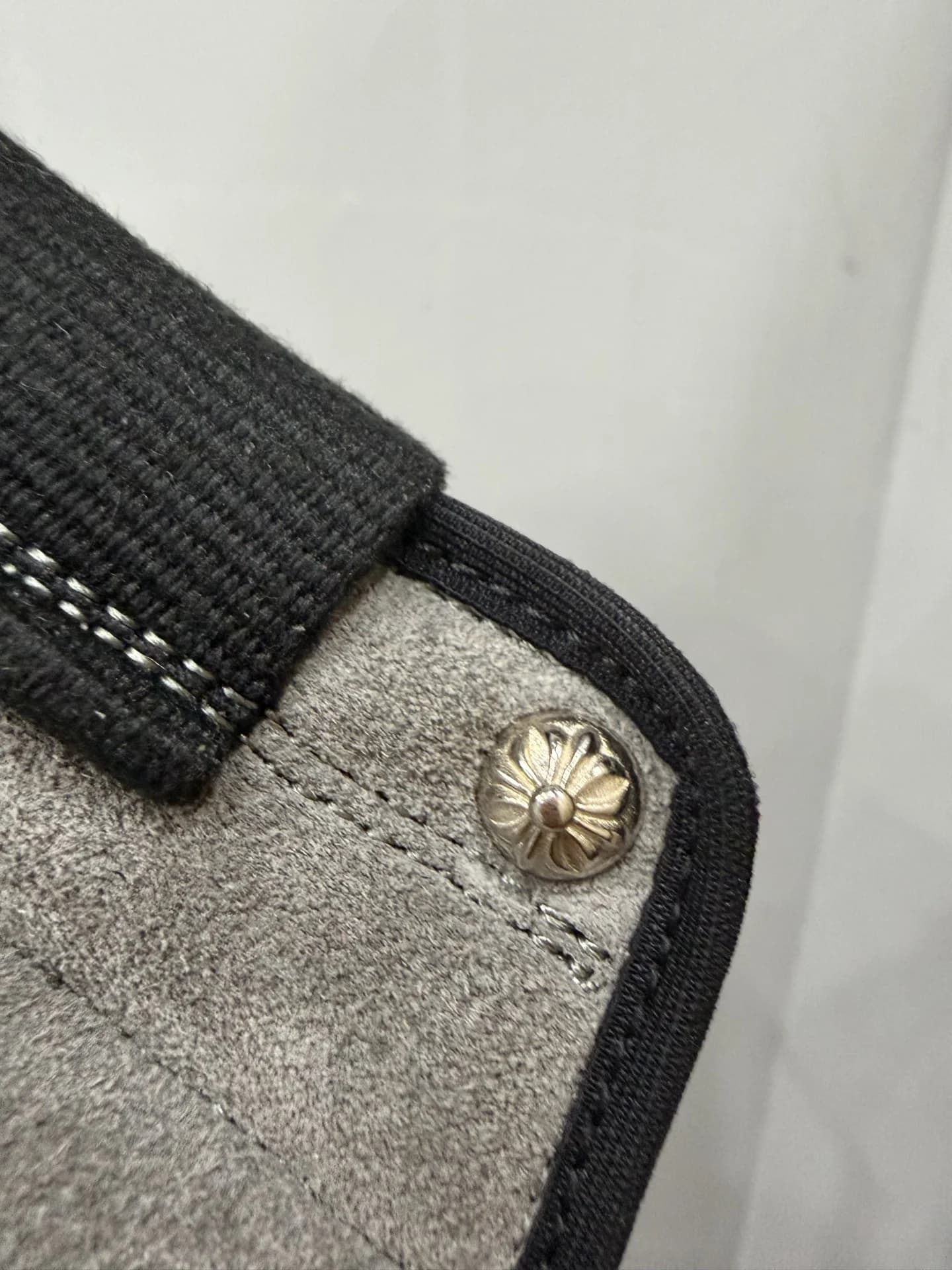Деталь замшевого верха и серебряной кнопки Chrome Hearts