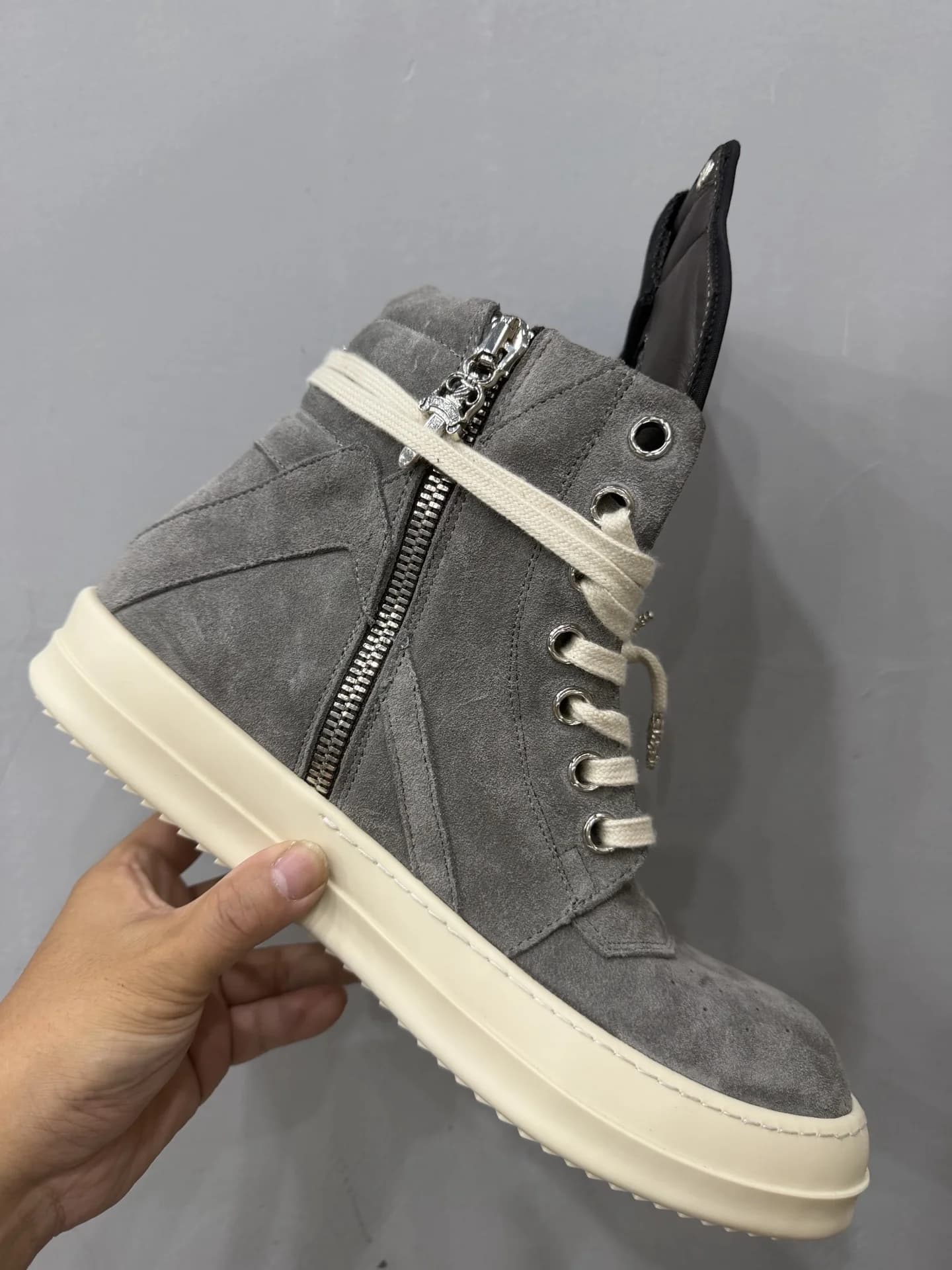 Серые замшевые кеды Chrome Hearts x Rick Owens Geobasket сбоку с молнией