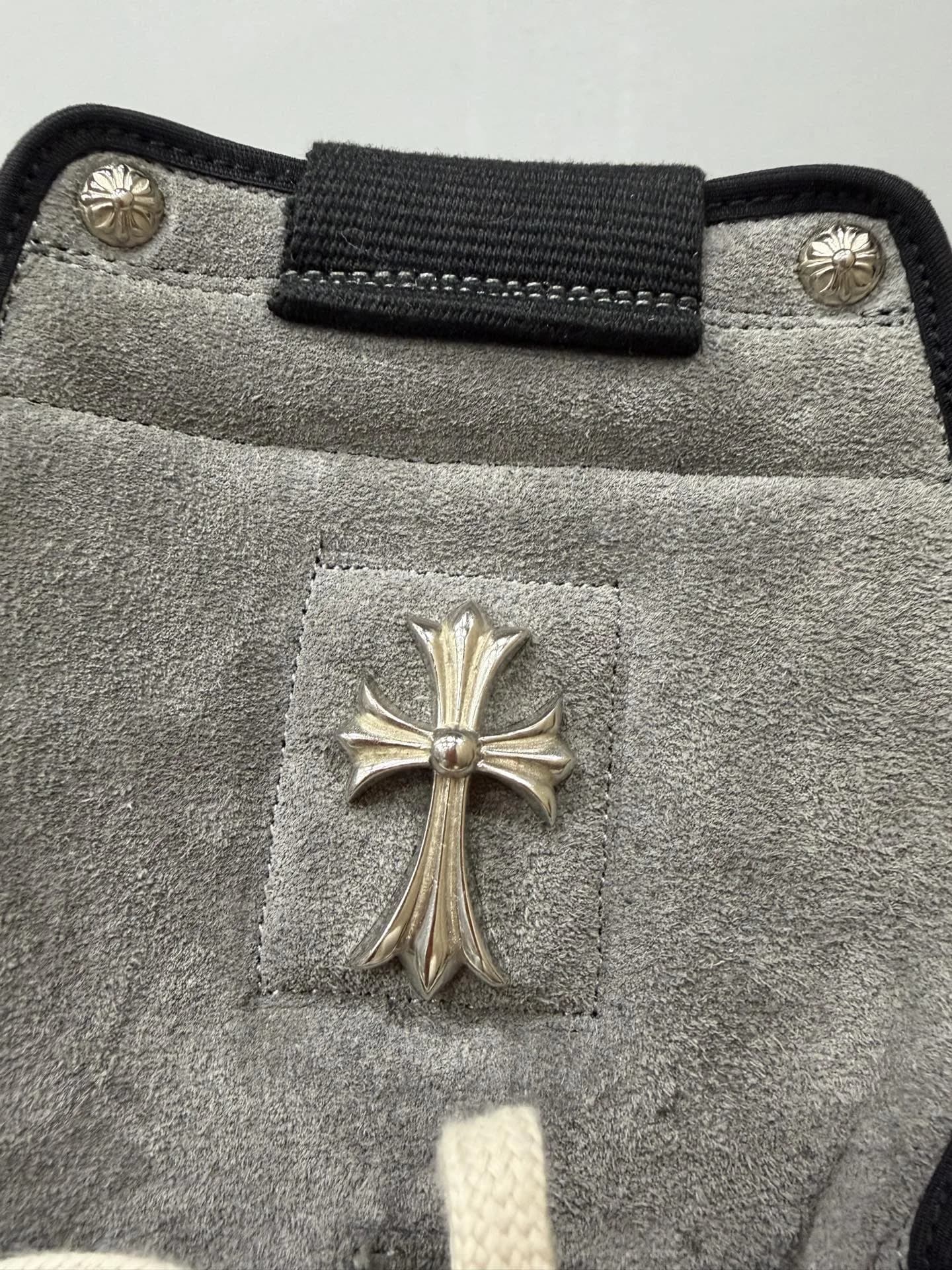 Деталь язычка кед Chrome Hearts x Rick Owens Geobasket с серебряным крестом