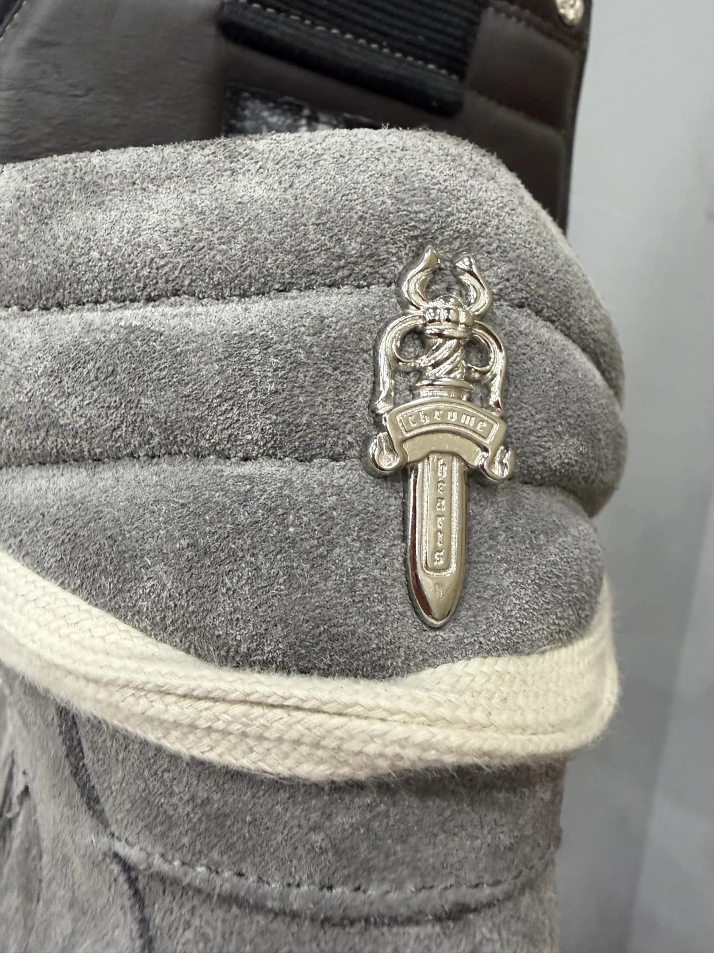 Серебряный кинжал Chrome Hearts на заднике кед