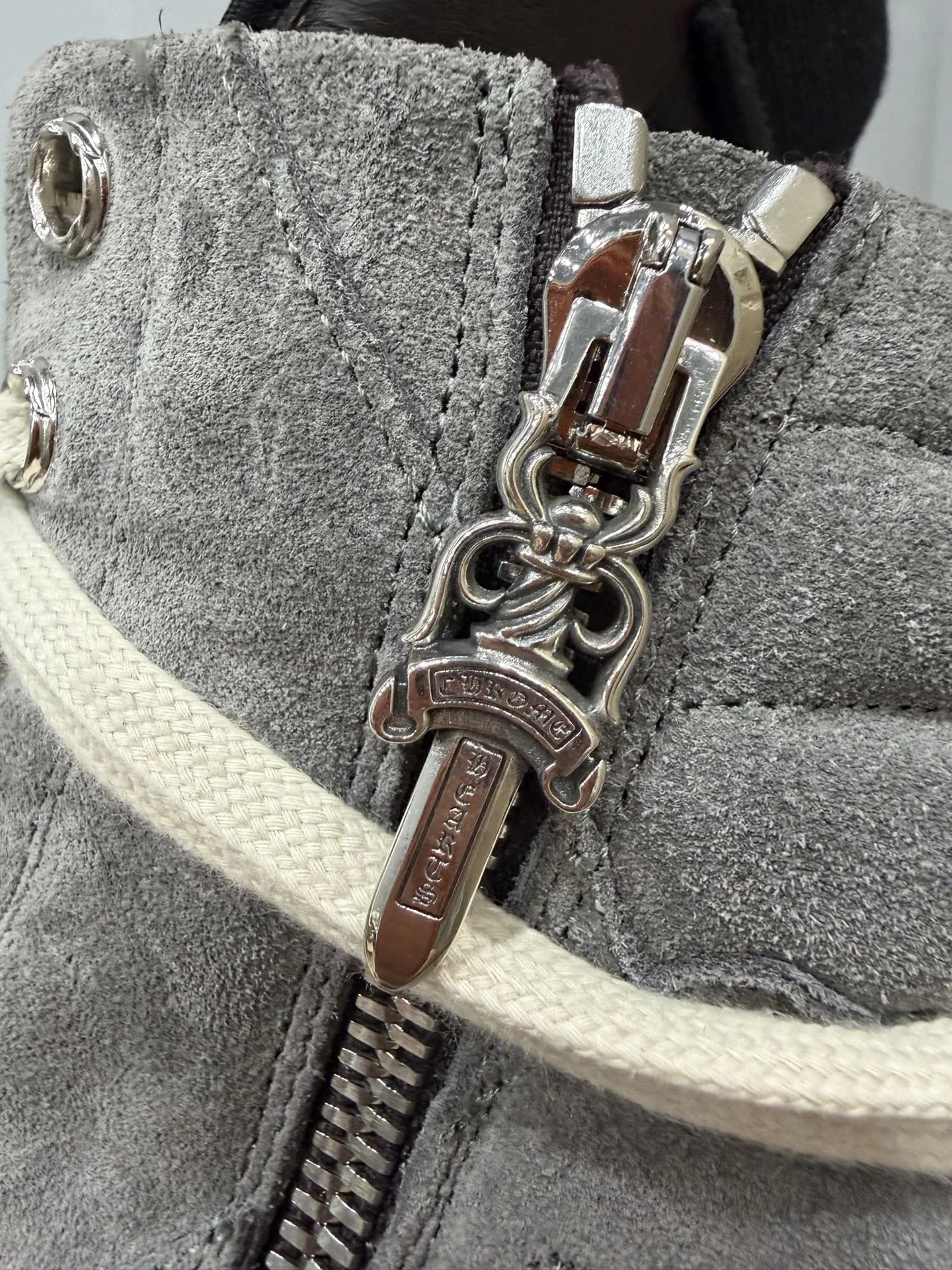 Серебряный пуллер молнии Chrome Hearts крупным планом