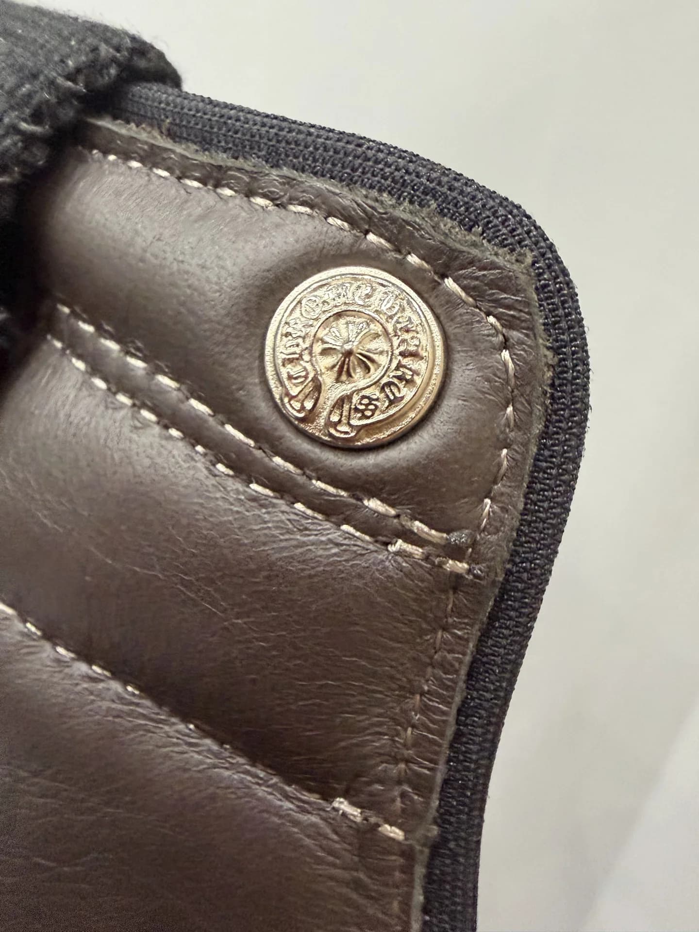 Кожаная отделка и серебряная заклепка Chrome Hearts