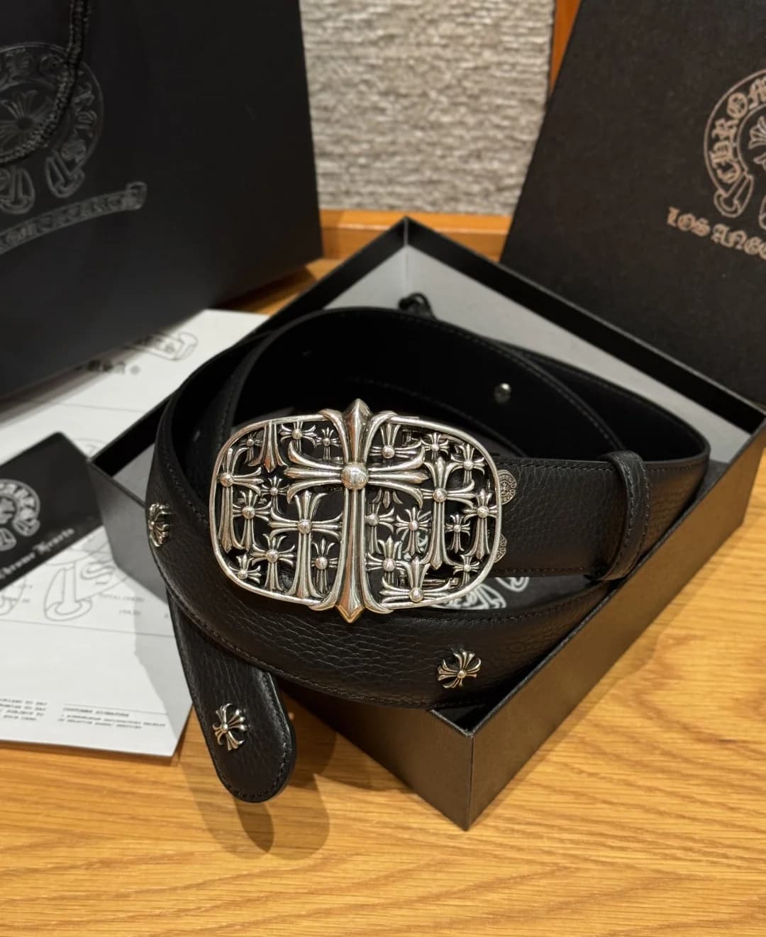 Кожаный ремень Chrome Hearts черного цвета с массивной серебристой пряжкой в фирменной коробке