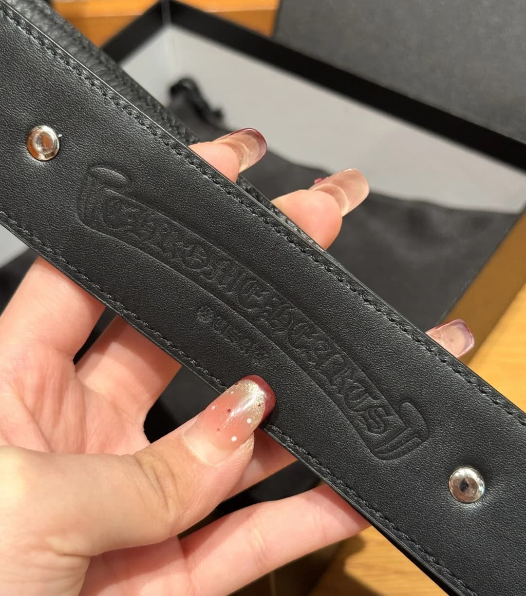Фирменное тиснение логотипа Chrome Hearts на внутренней стороне ремня
