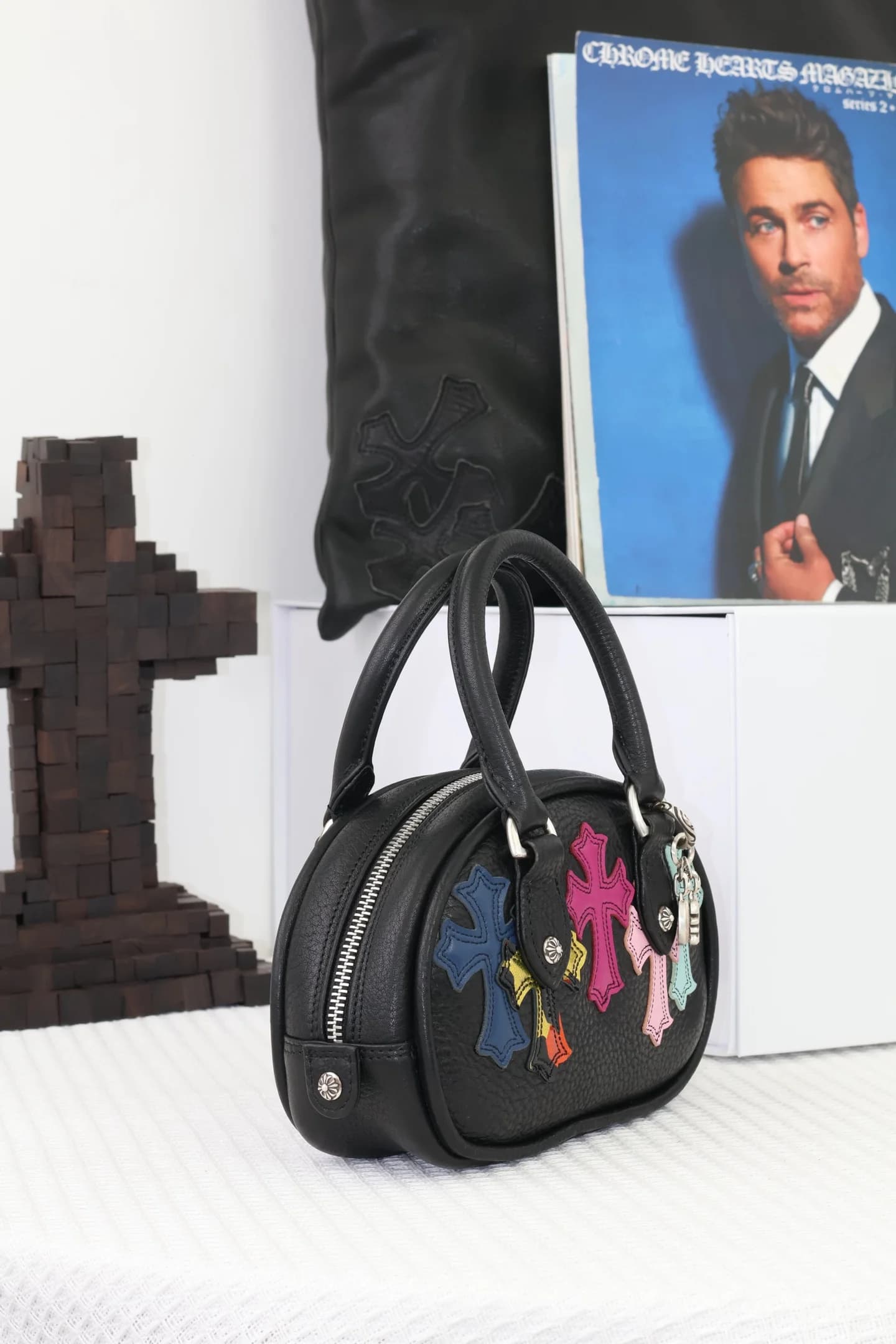 Чёрная сумка Chrome Hearts с цветными кожаными патчами Cross, ракурс три четверти