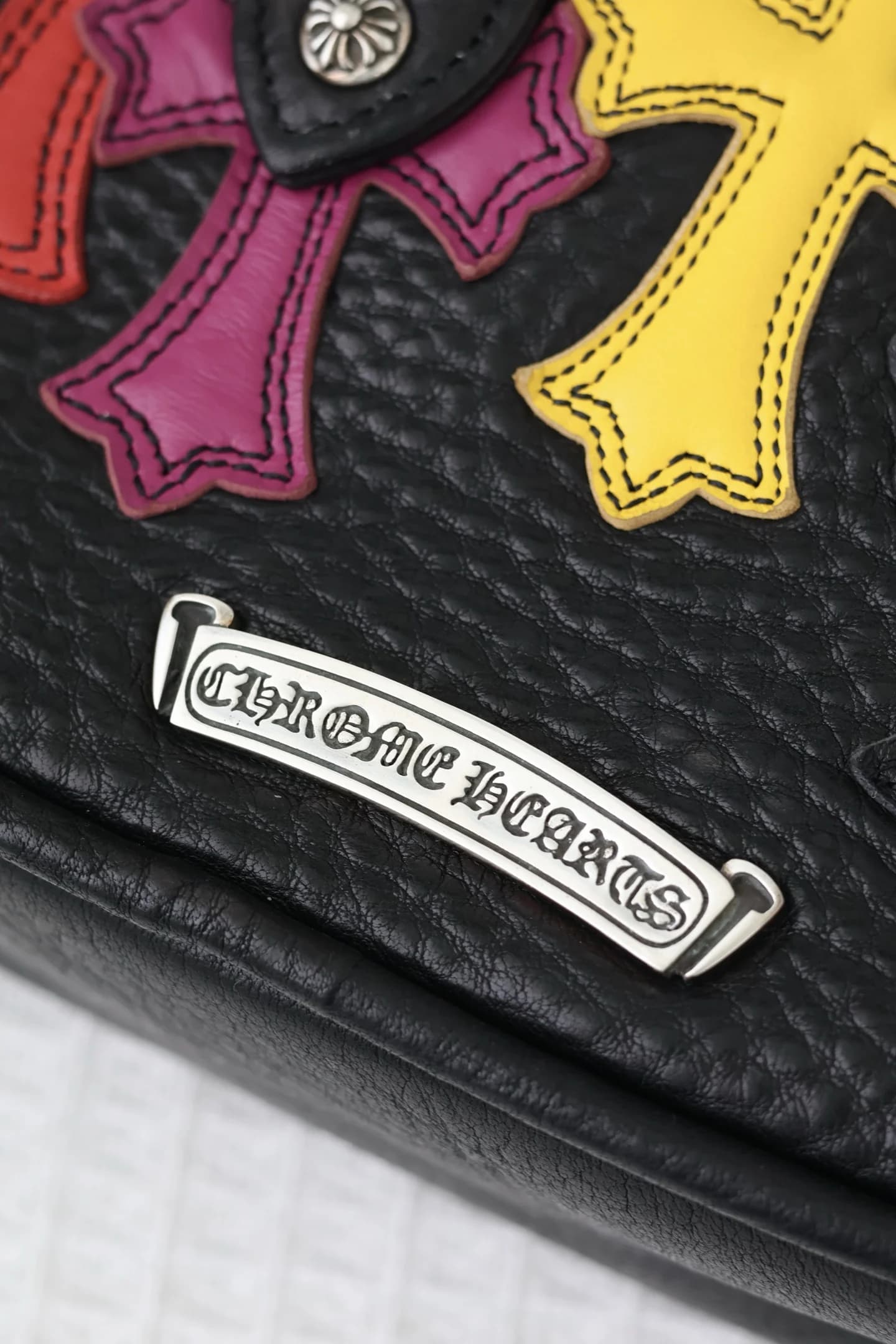 Серебряная планка с гравировкой Chrome Hearts и кожаные нашивки