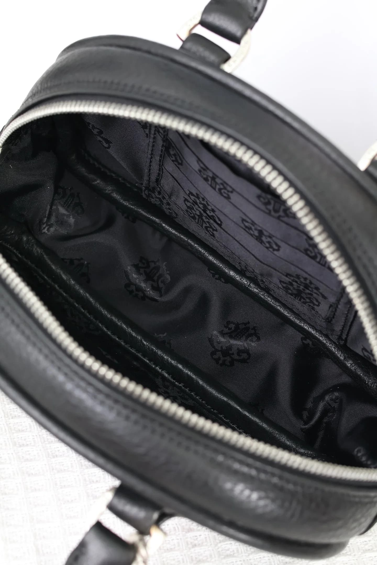 Внутреннее отделение сумки Chrome Hearts с фирменной жаккардовой подкладкой