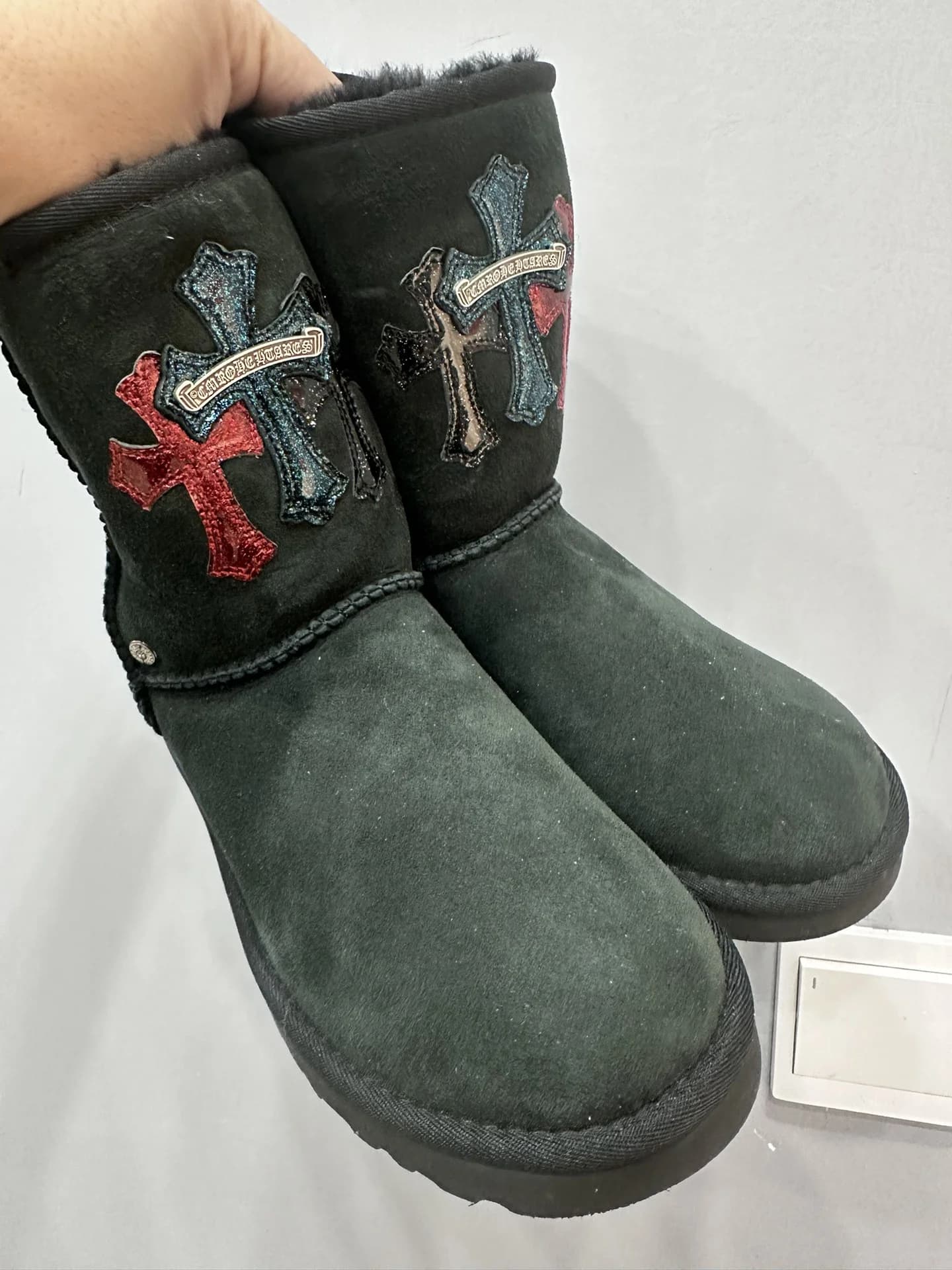 Черные замшевые сапоги-угги Chrome Hearts x UGG с разноцветными кожаными крестами, вид спереди