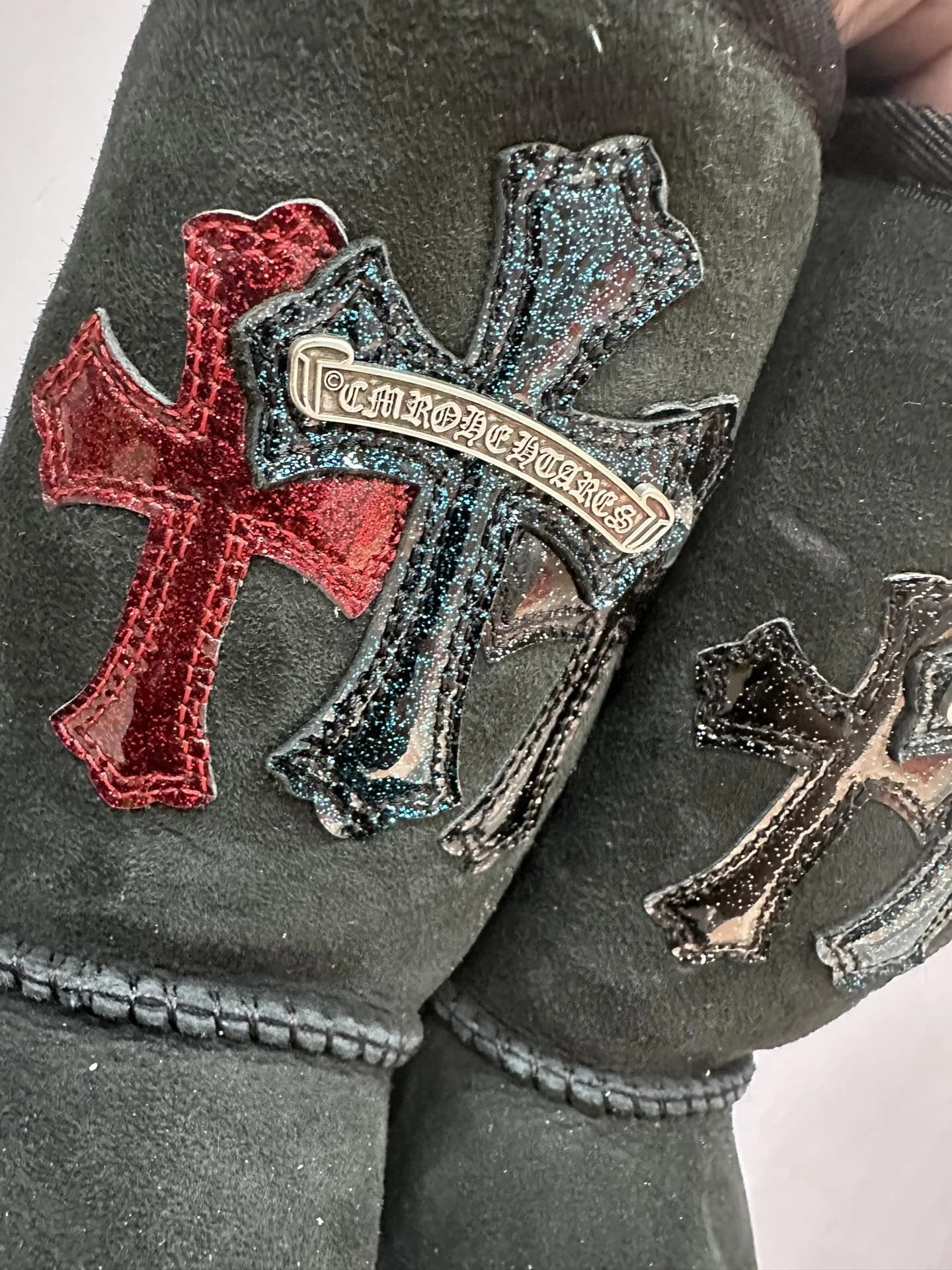 Крупный план аппликаций в виде крестов с серебряной плашкой Chrome Hearts на замшевом голенище