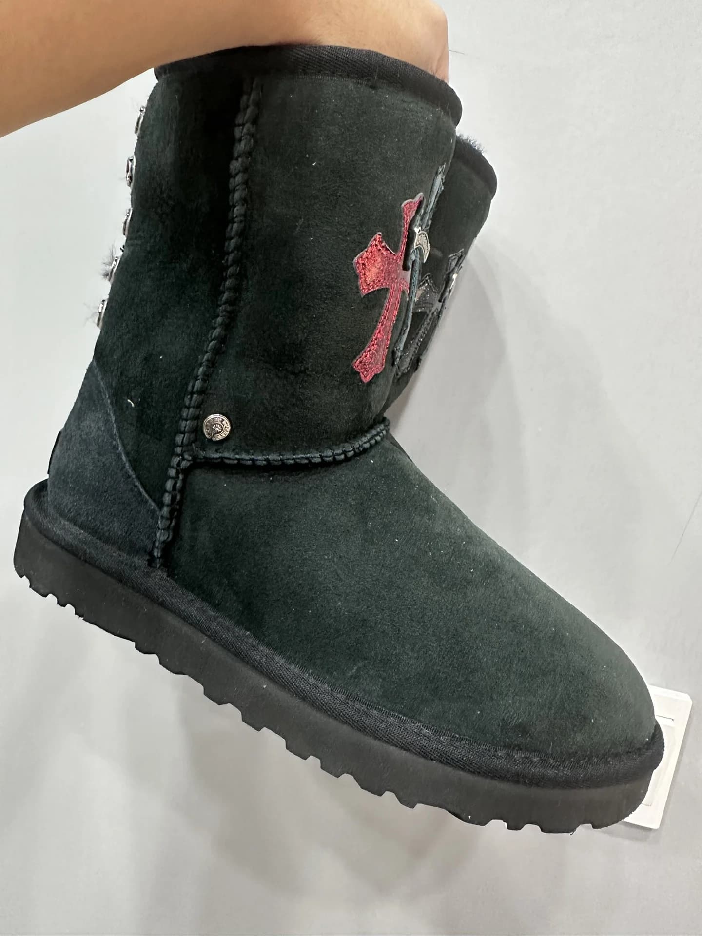 Черные замшевые угги Chrome Hearts x UGG, вид сбоку