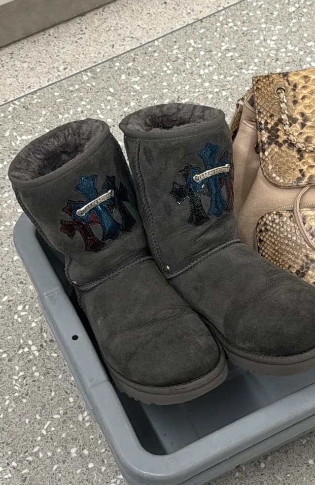 Пара черных сапог-угги Chrome Hearts x UGG в пластиковом лотке