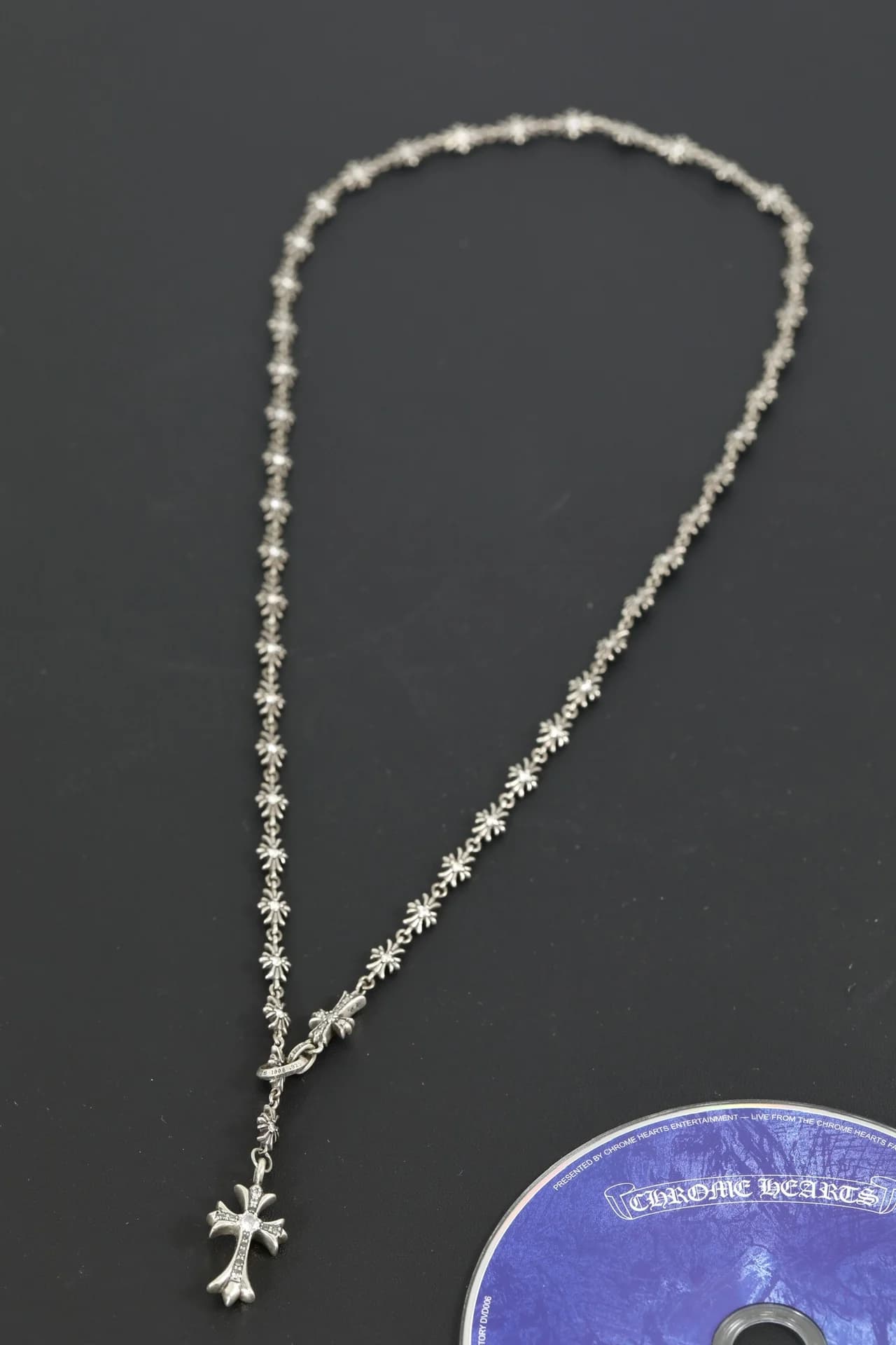 Колье Chrome Hearts из серебра 925 пробы с подвеской-крестом, общий вид