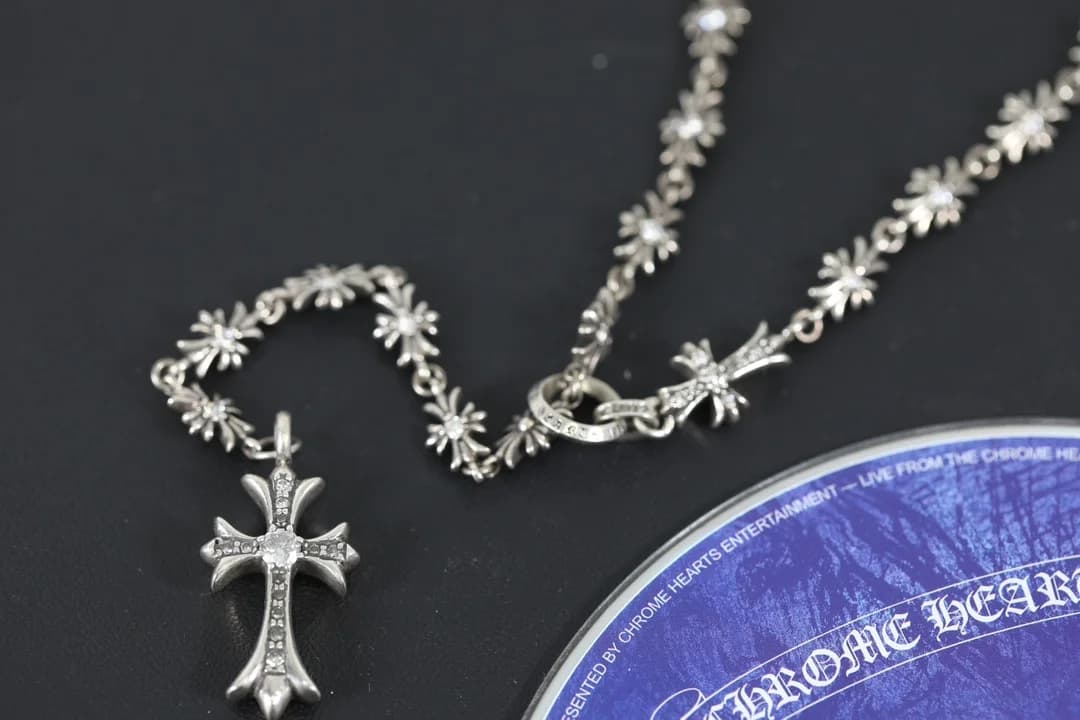 Подвеска-крест Chrome Hearts с инкрустацией камнями крупным планом
